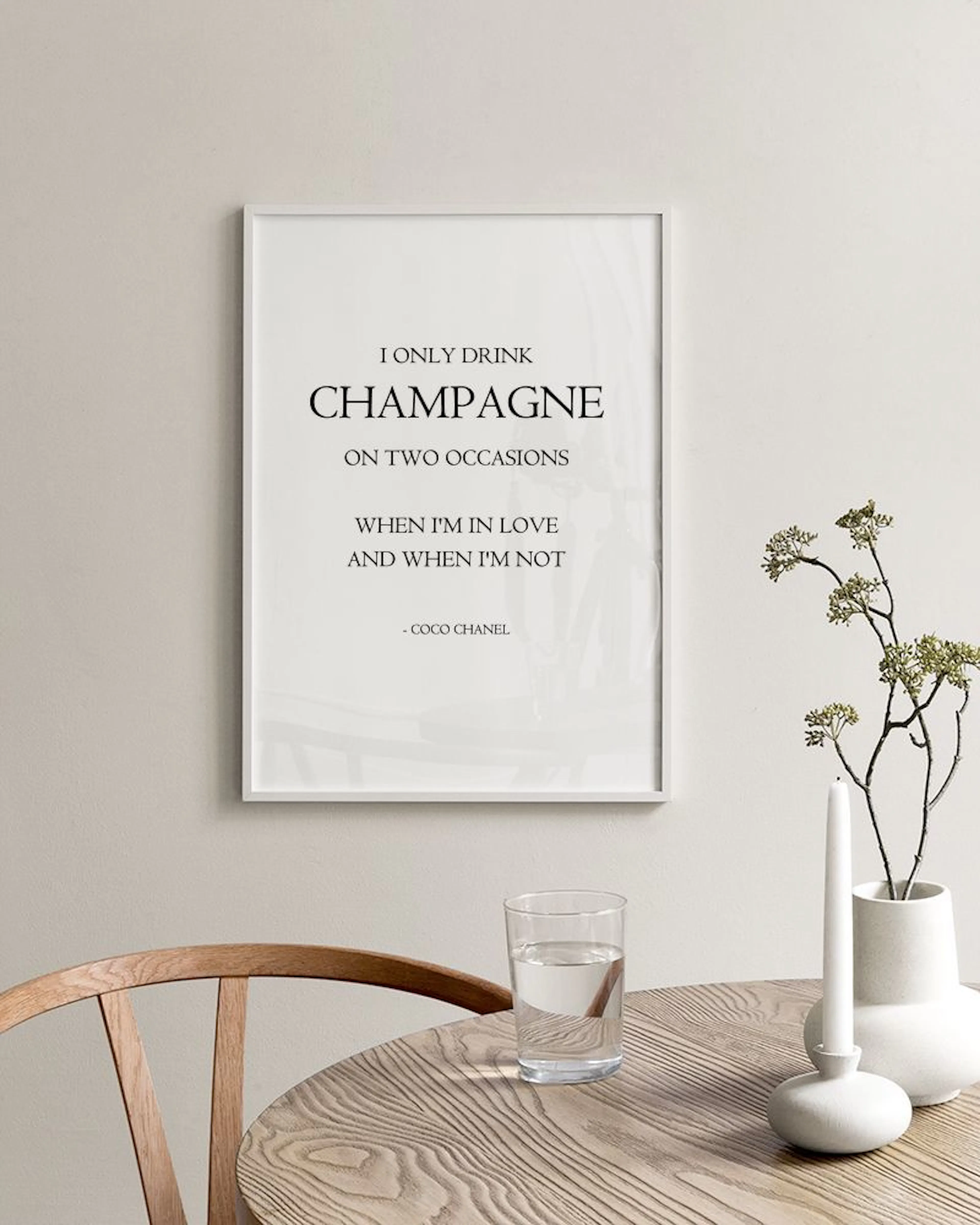 Τρία poster με ασπρόμαυρες τυπογραφικές εκτυπώσεις, τοποθετημένα σε ξύλινη επιφάνεια με κάκτους και ένα φυτό.