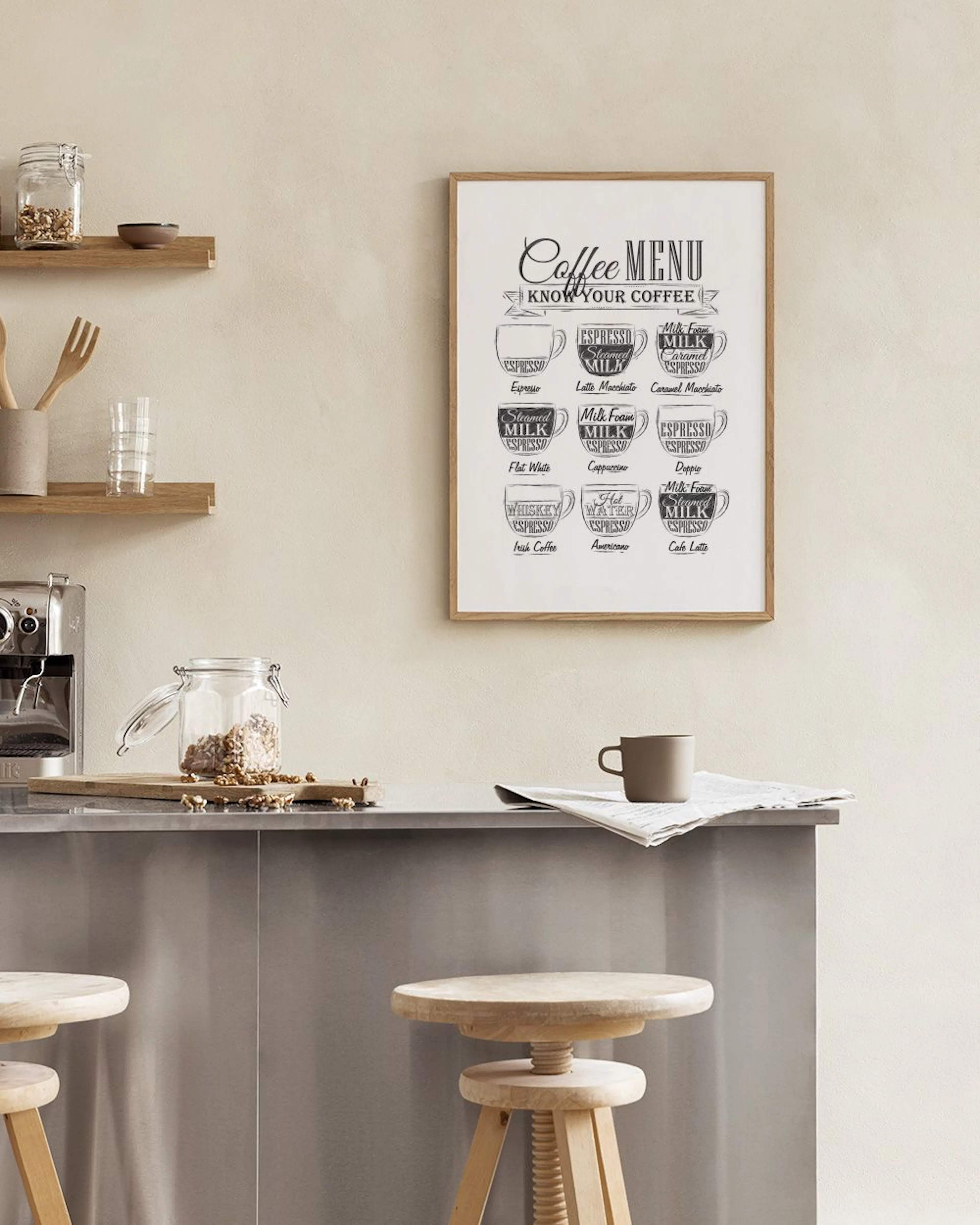 Plakat med kaffemenu og illustrationer af kaffekopper, der står på et bord med en bakke og vase, foran en marmorvæg.