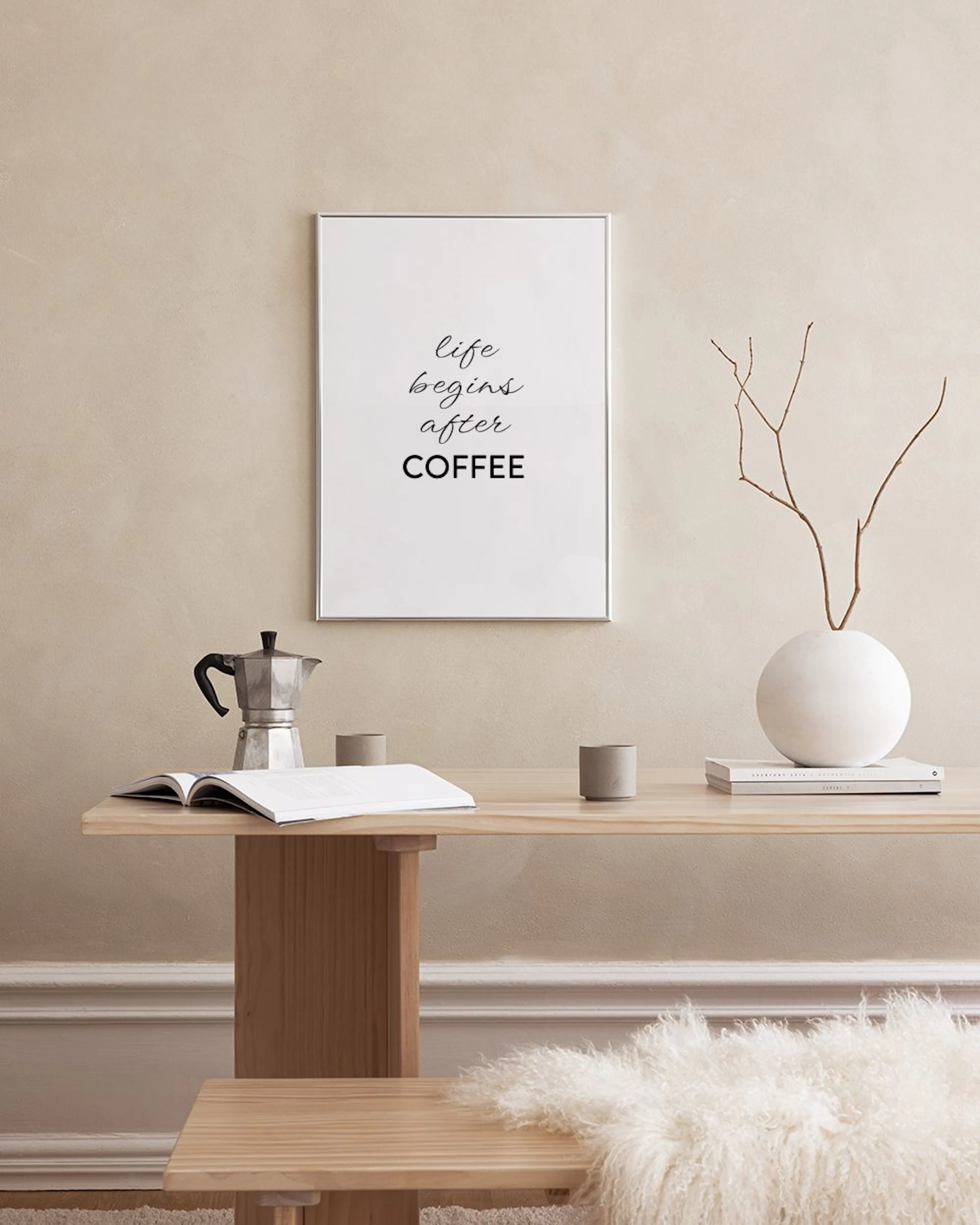 Affiche blanche avec inscription Life begins after COFFEE posée sur une étagère en marbre.