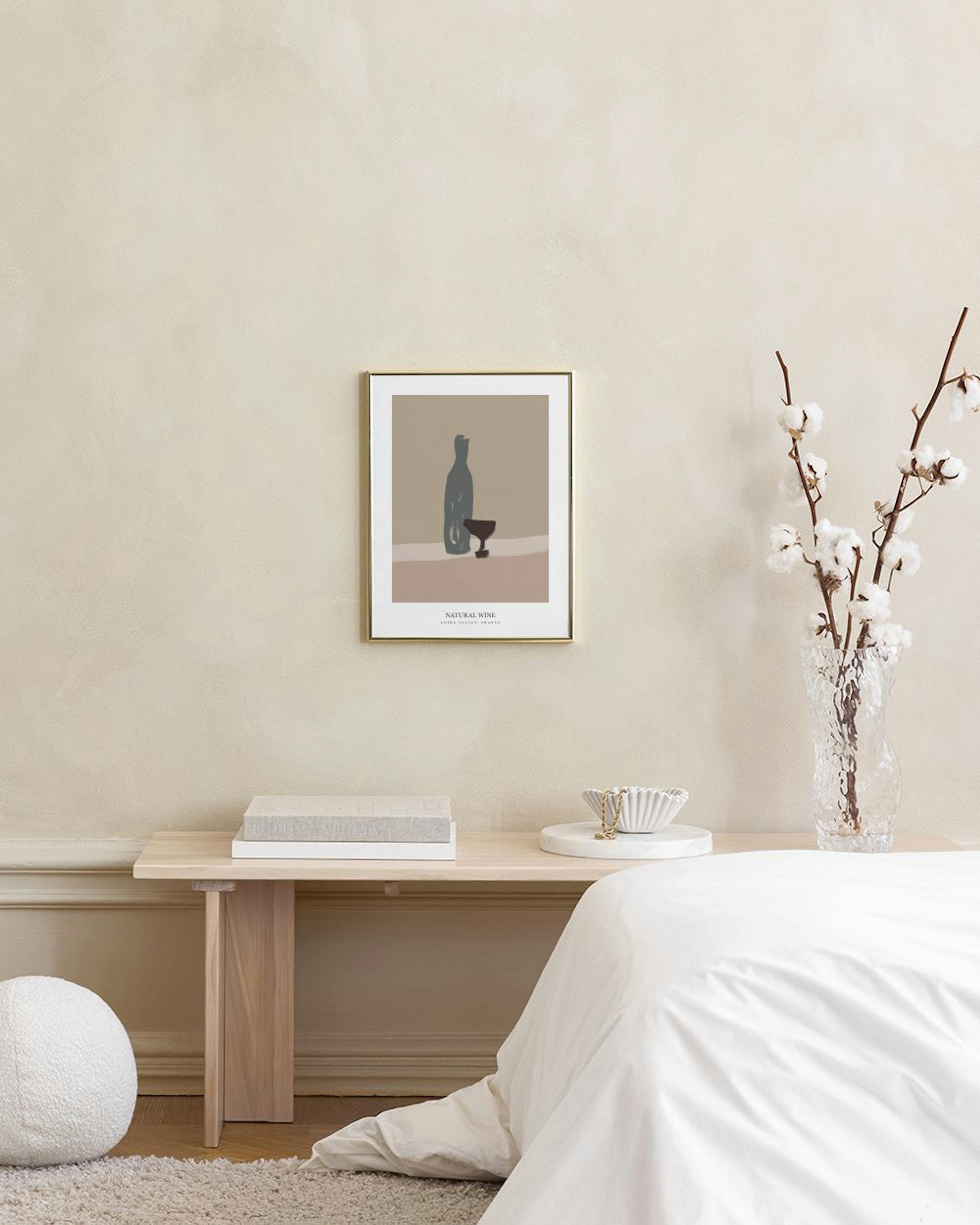 Poster mit abstrakter Weinflasche und Glas, hängend über einem weißen Sideboard mit Vase und Stuhl.
