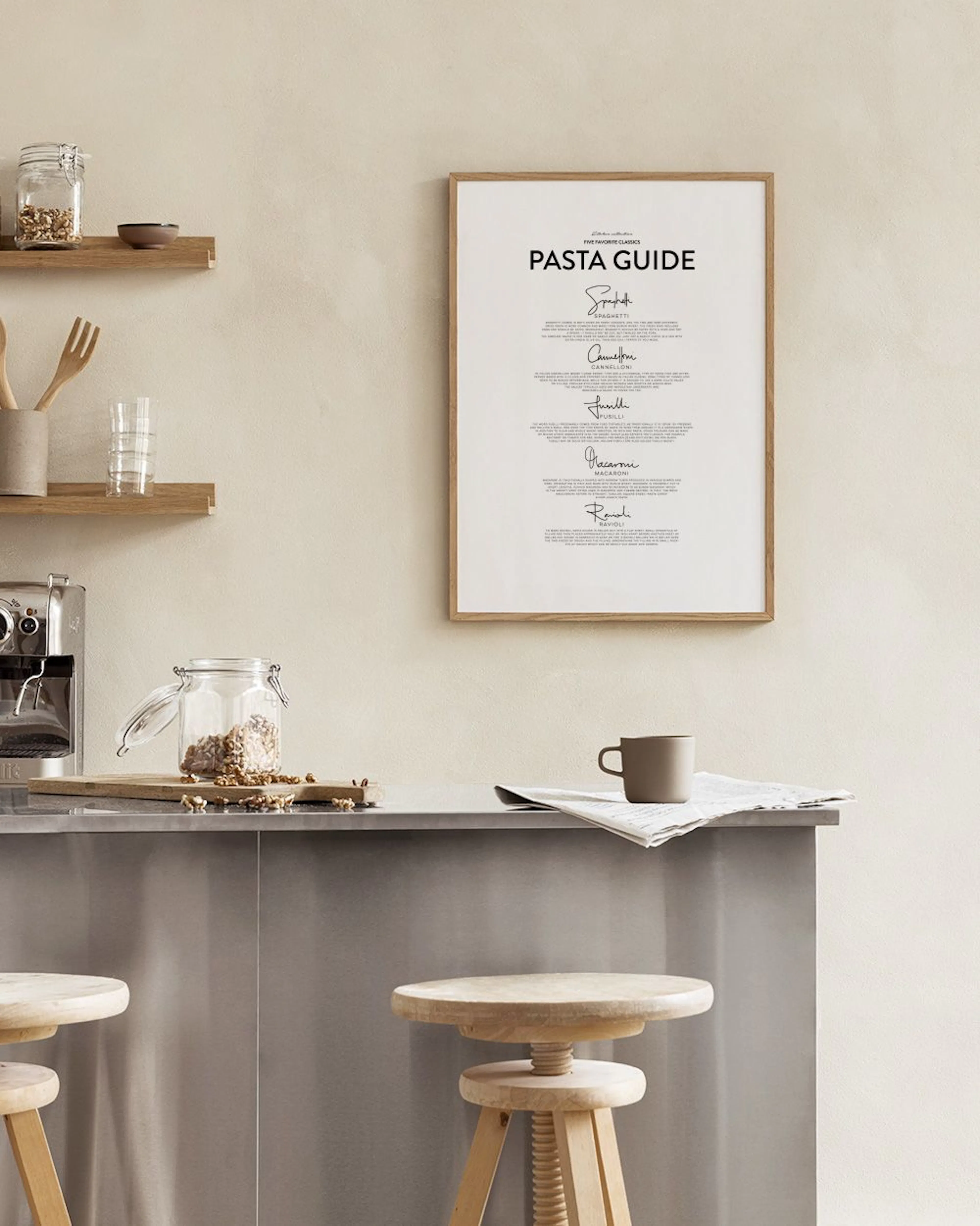 Plakat med PASTA GUIDE tekst og pastatyper, henger over et hvitt skap med kopper og flasker.