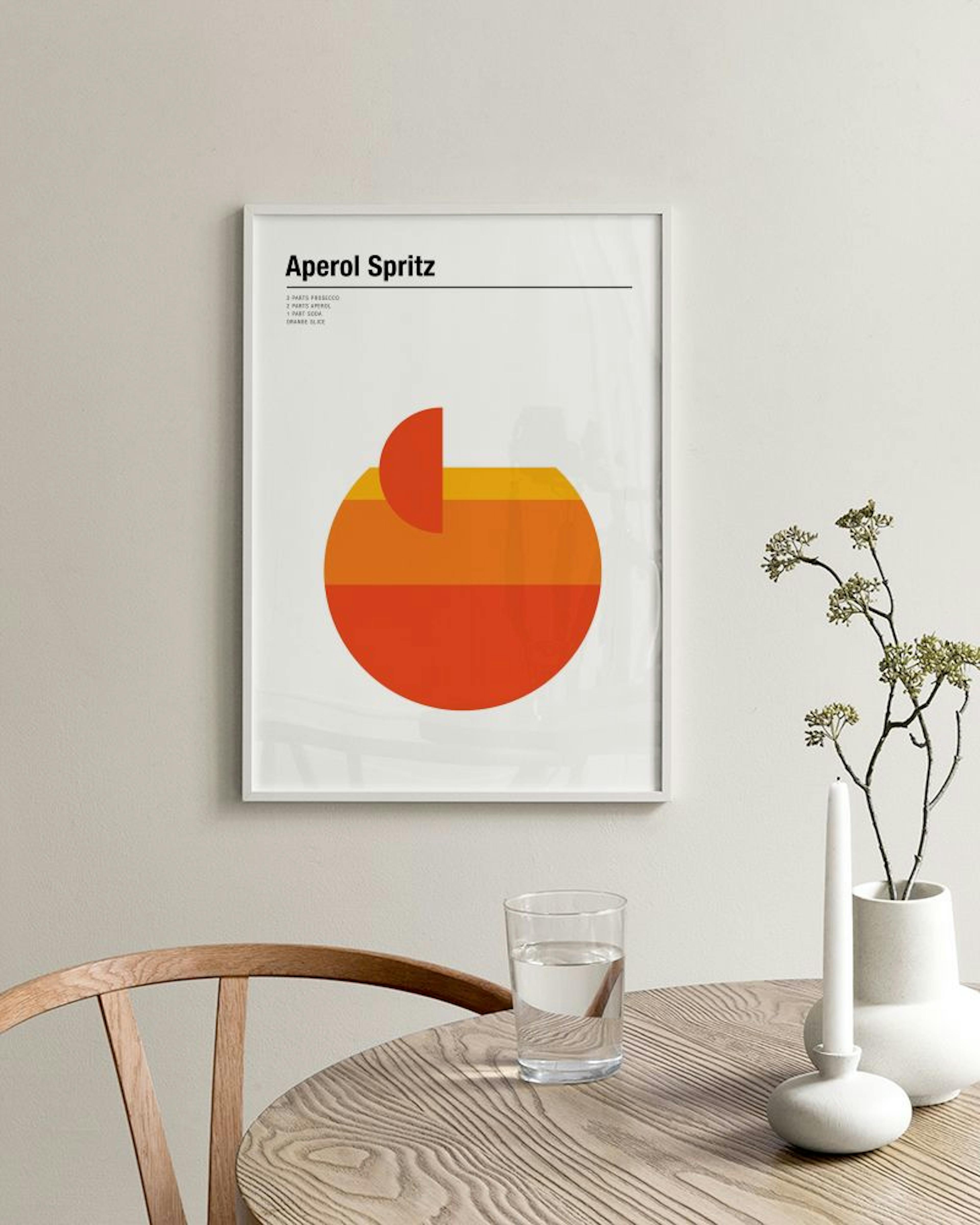 Plakat med Aperol Spritz tekst og illustration af en drink med orange, gule og røde cirkulære former, hængende over en hvid komm