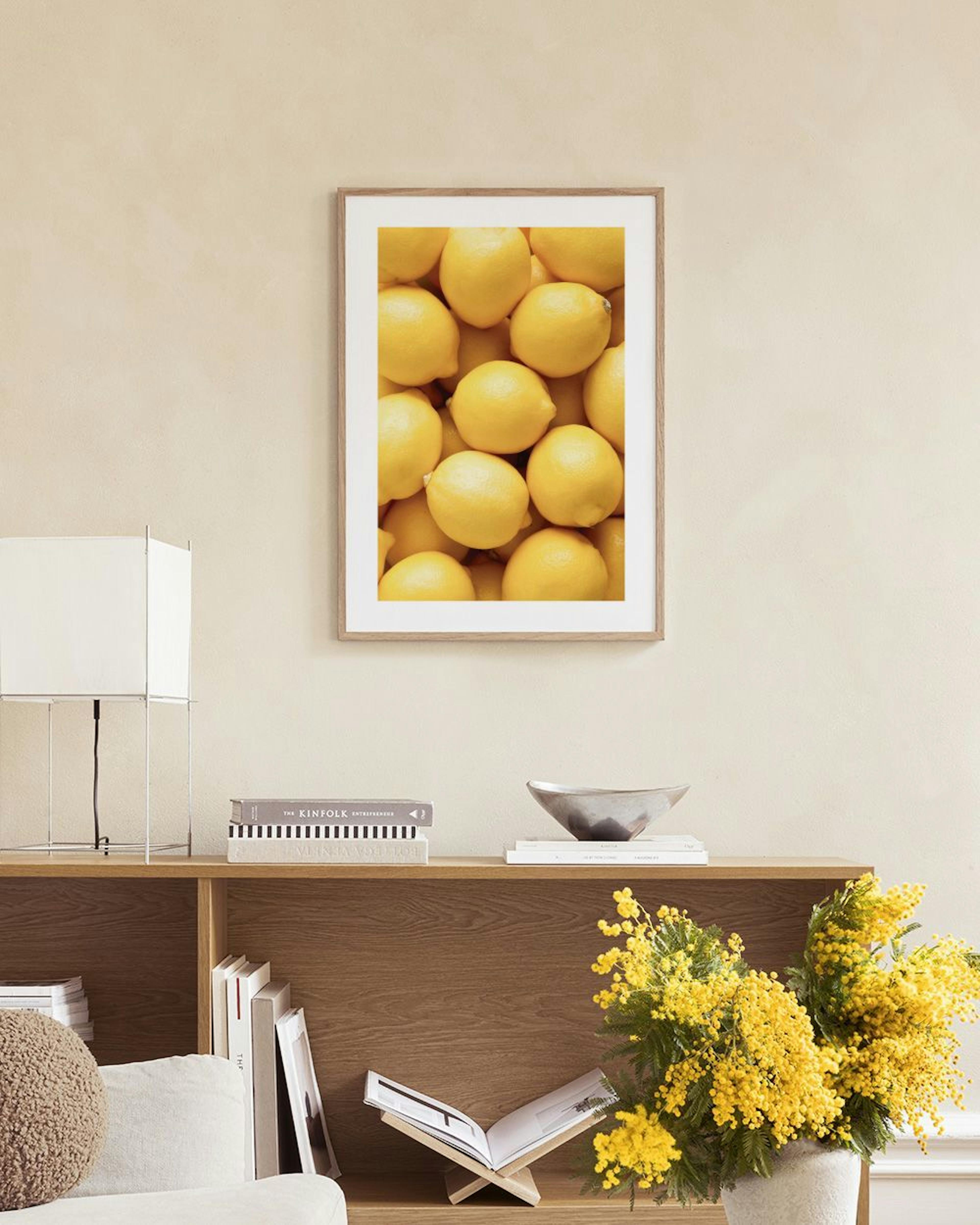 Affiche de citrons jaunes sur un mur blanc, près dune chaise en bois et dun livre ouvert sur une table.