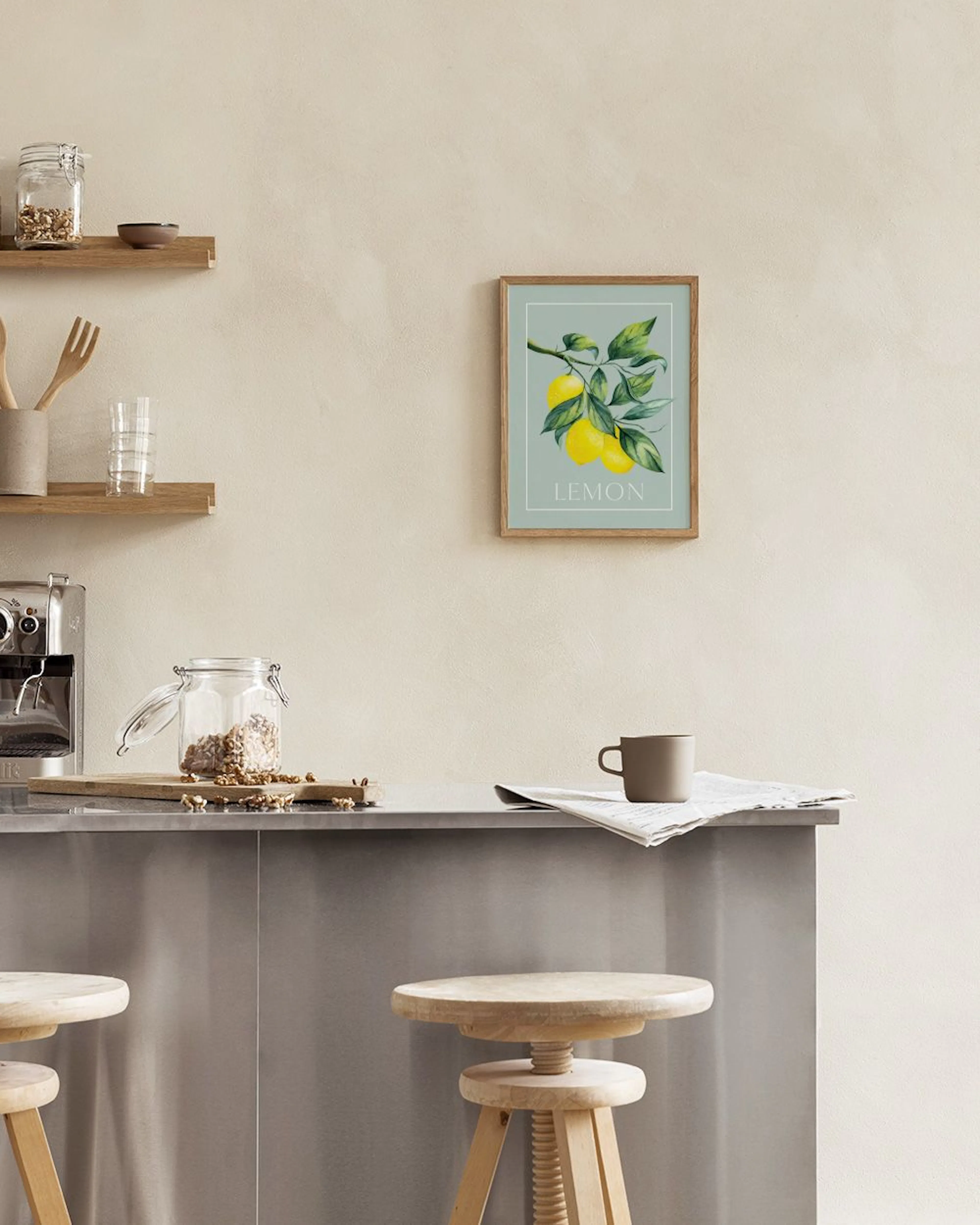 Póster de limones con hojas verdes sobre fondo verde menta, colgado sobre una mesa con un mantel blanco.