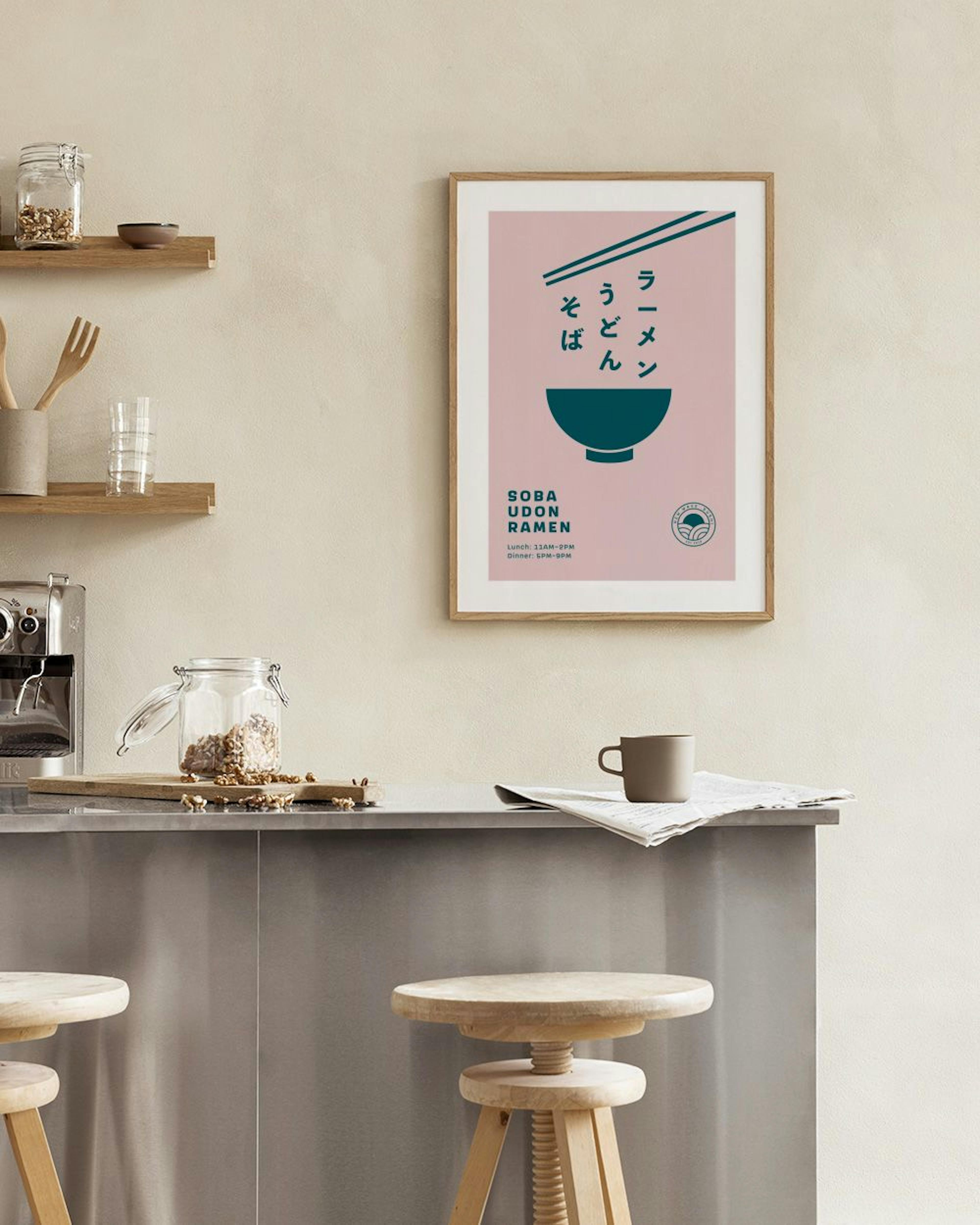 Affiche Soba Udon Ramen rose pâle avec des caractères japonais et un bol vert foncé, accrochée au-dessus dun buffet blanc.
