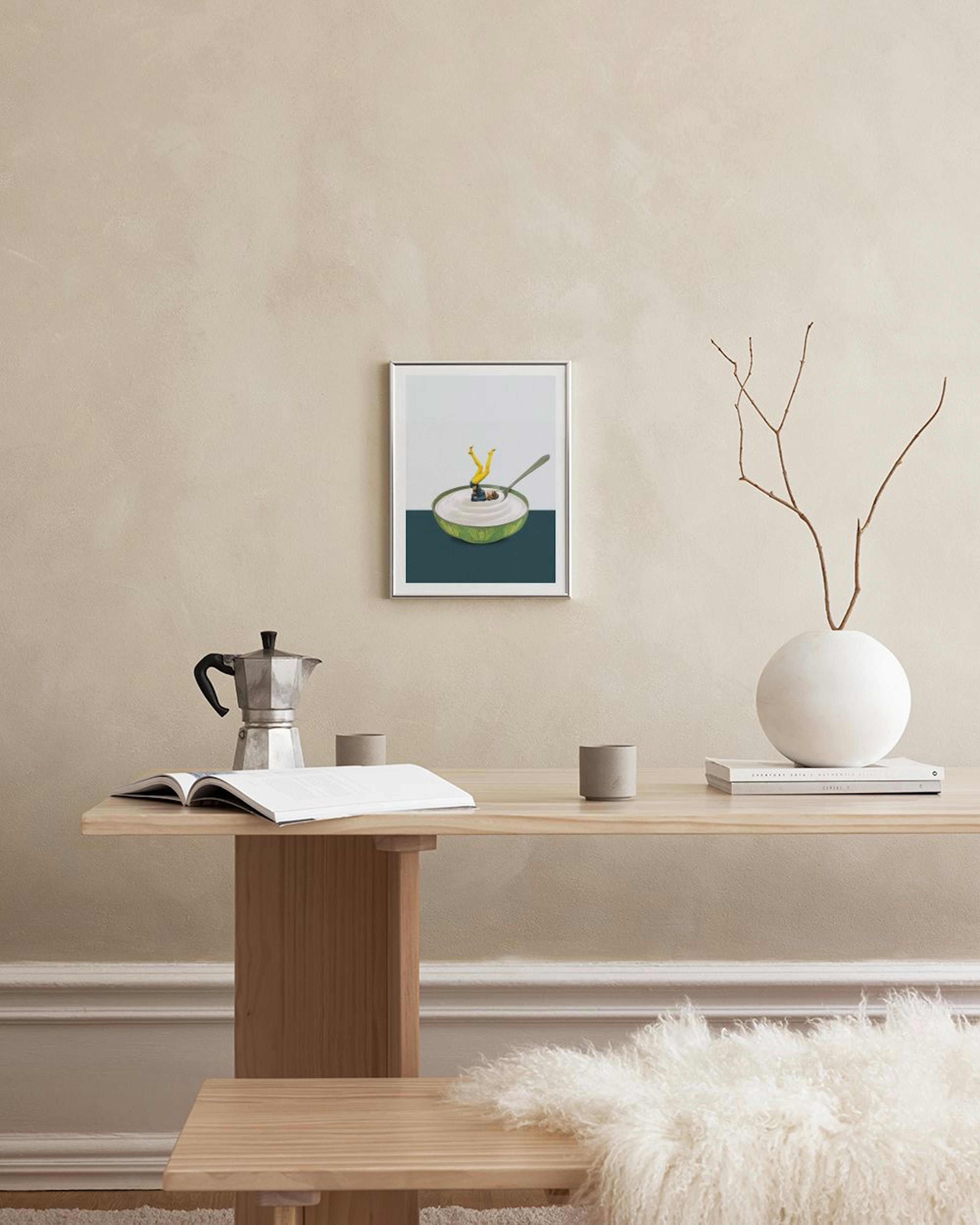 Poster met een surrealistisch beeld van een persoon die ondersteboven in een kom yoghurt duikt, met een lepel erbij, op een grij