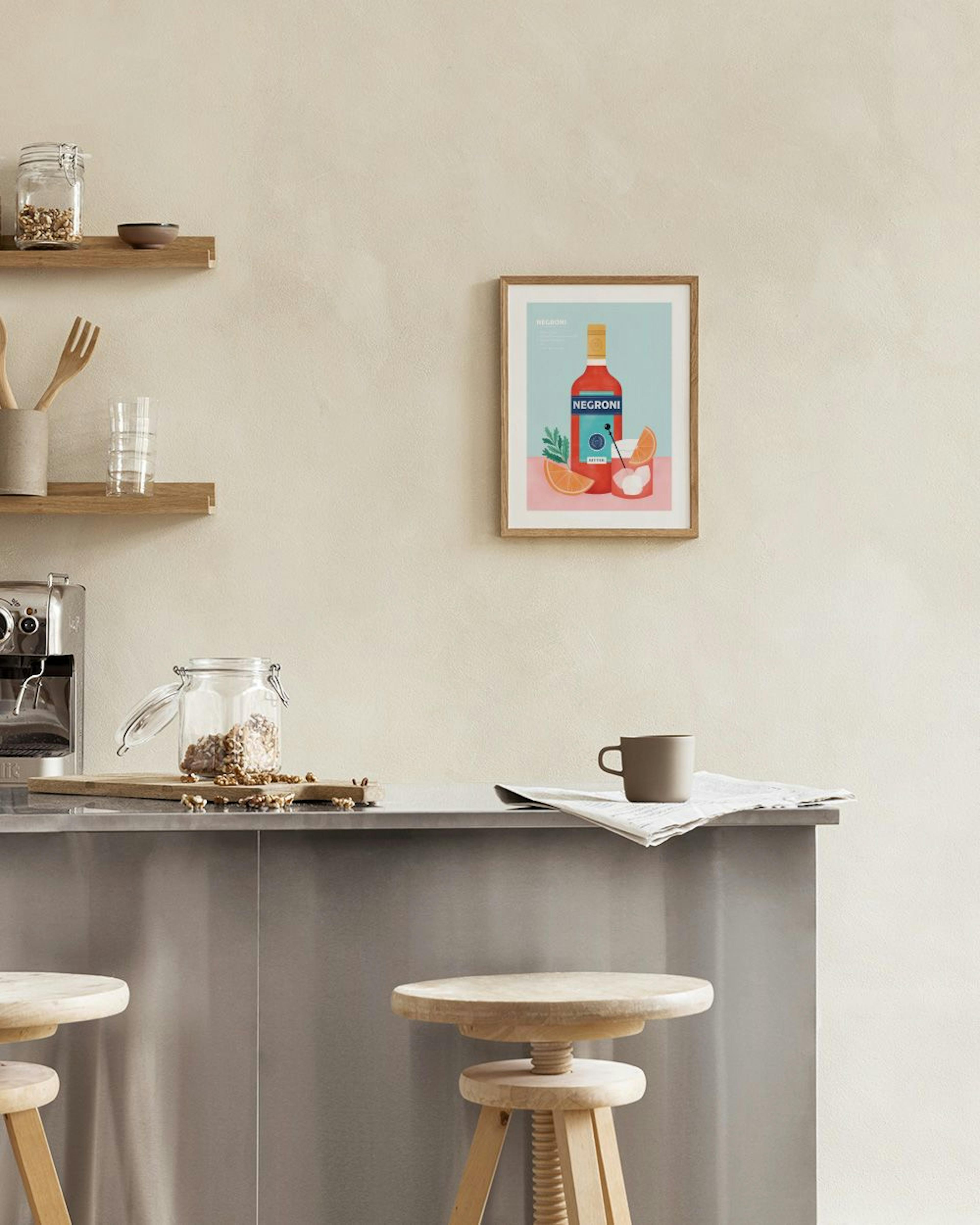 Poster con bottiglia di Negroni e bicchiere con fettine darancia appeso sopra un tavolino con vasi e libri.