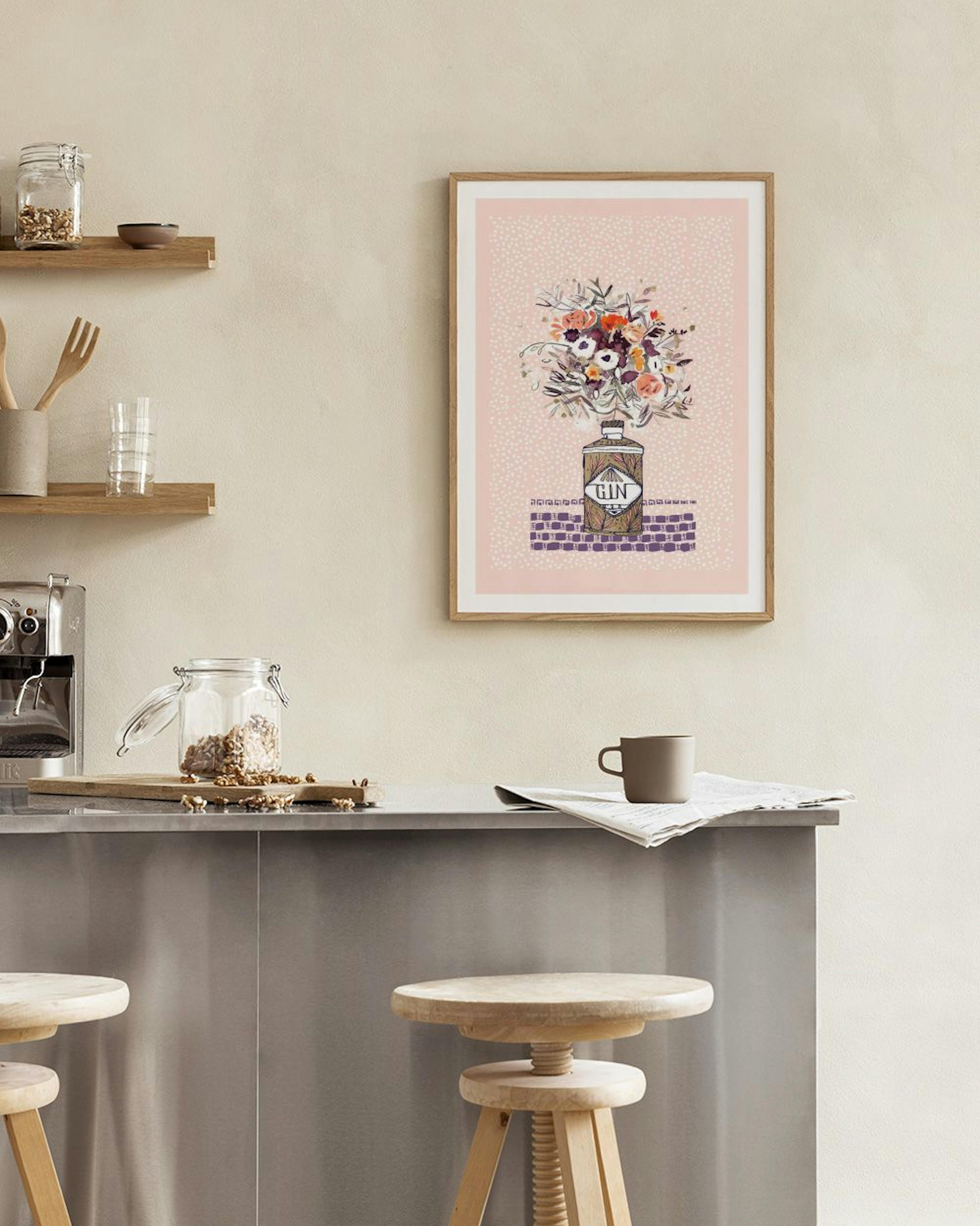 Poster eines Gin-Flaschen-Blumenstraußes vor rosa Hintergrund, hängt über einem Beistelltisch und Hocker.