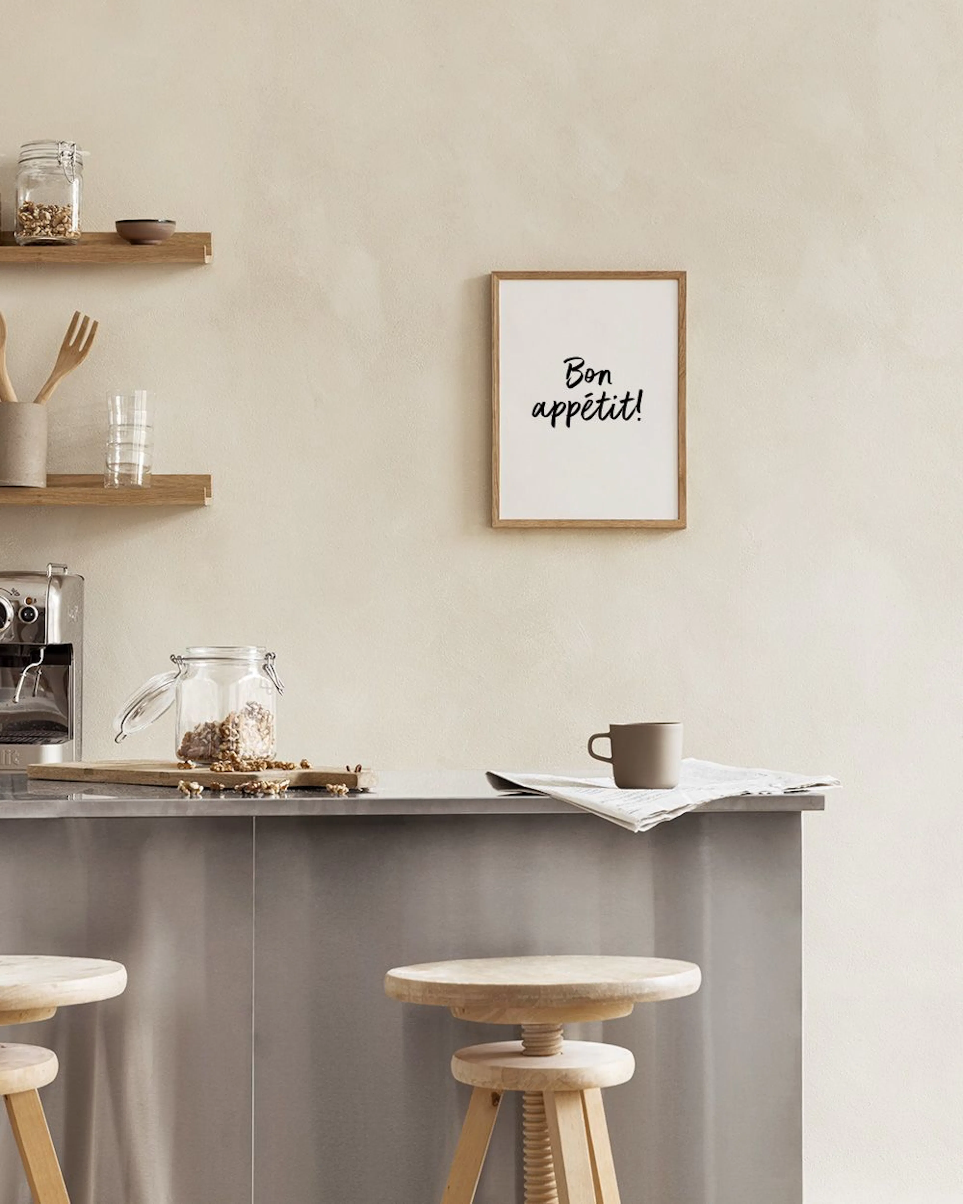 Plakat med Bon appétit! tekst, der står på en hvid vindueskarm med bøger, en tekande og en plante.