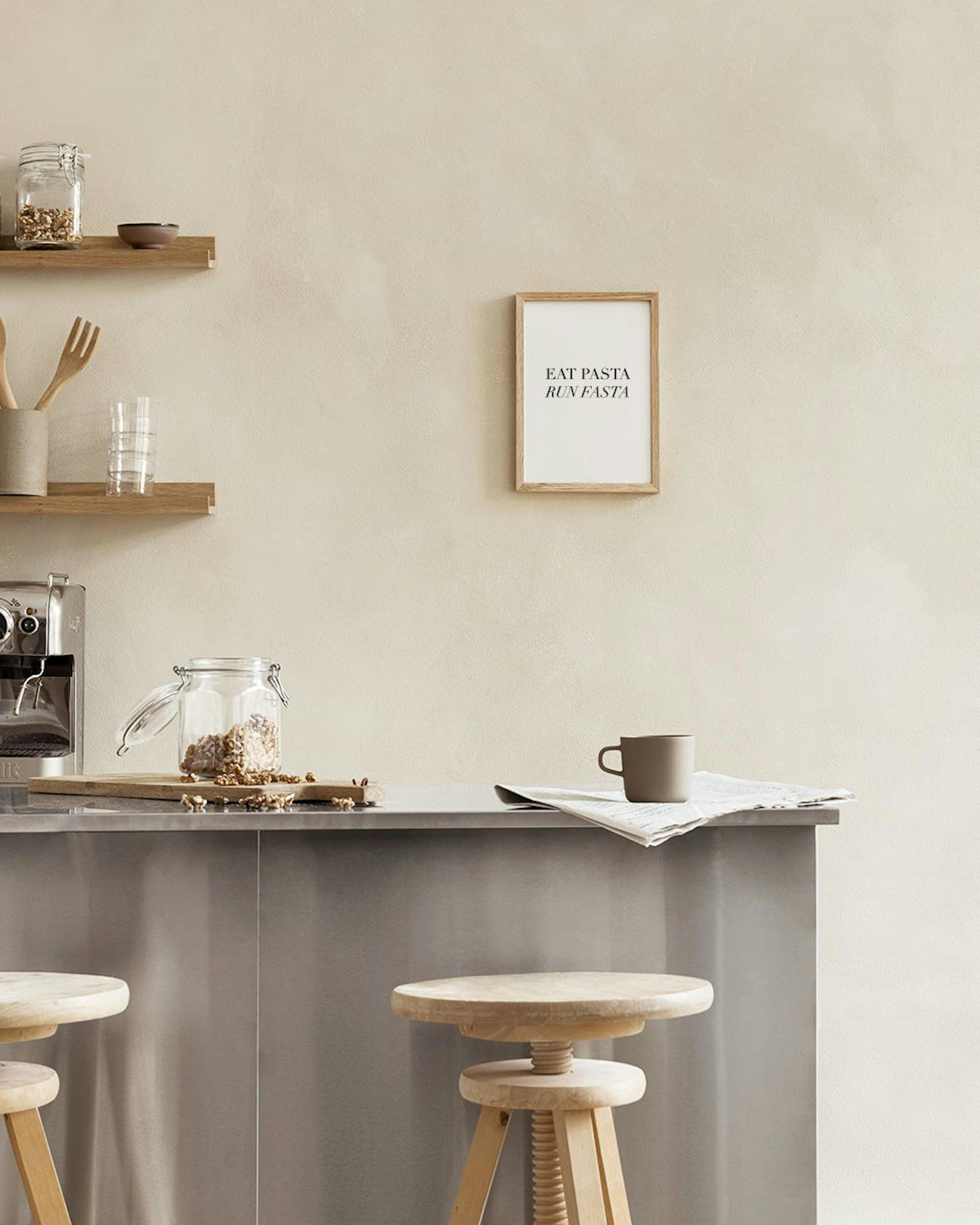 Poster EAT PASTA RUN FASTA in Schwarz-Weiß, hängt über einem Regal mit Büchern und Sanduhren.