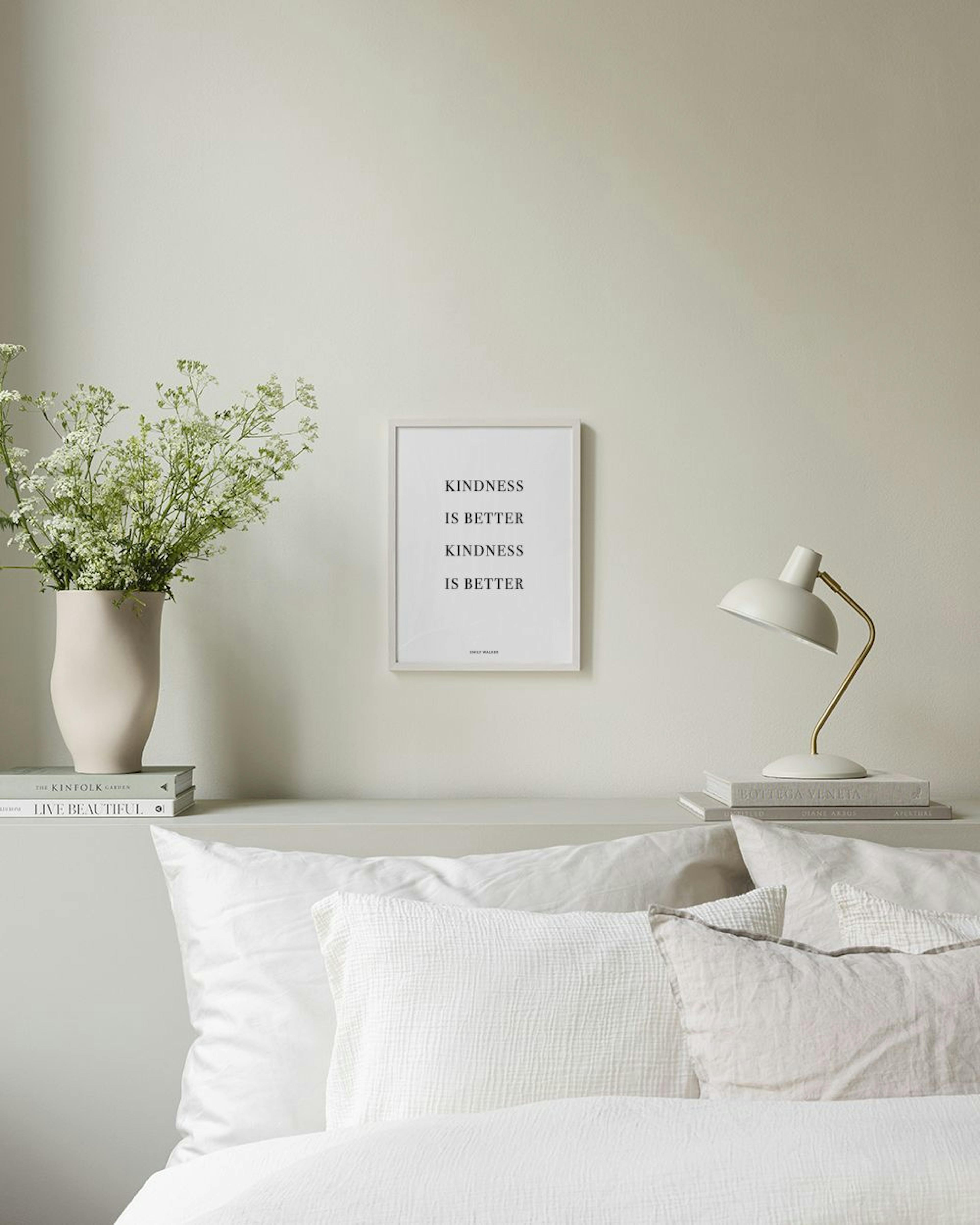 Affiche personnalisée avec le texte KINDNESS IS BETTER sur fond blanc, accrochée au-dessus dune étagère en bois avec des objets 