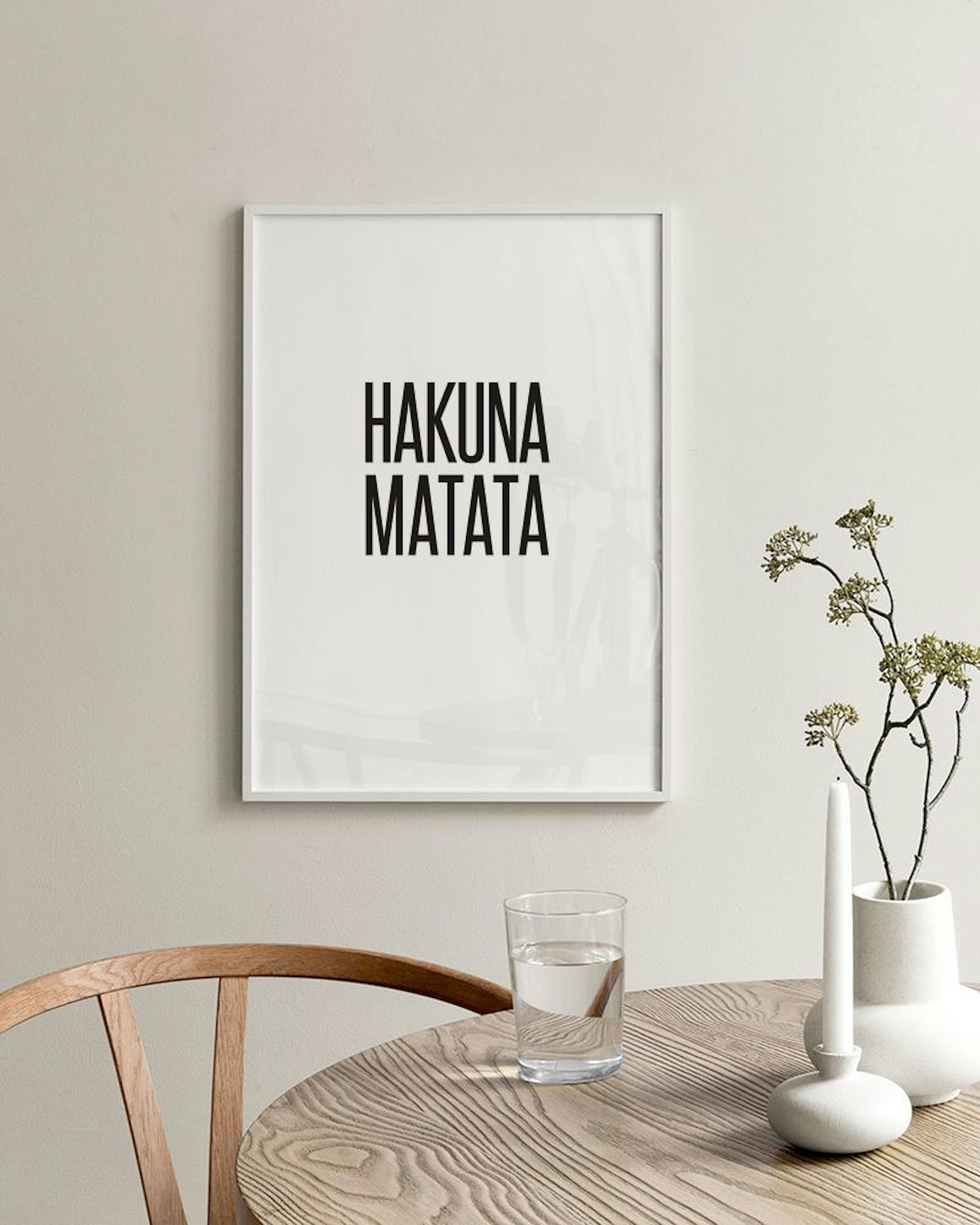 Poster Hakuna Matata“ in Weiß, hängt über einem Sideboard mit Pinselglas und Korb.