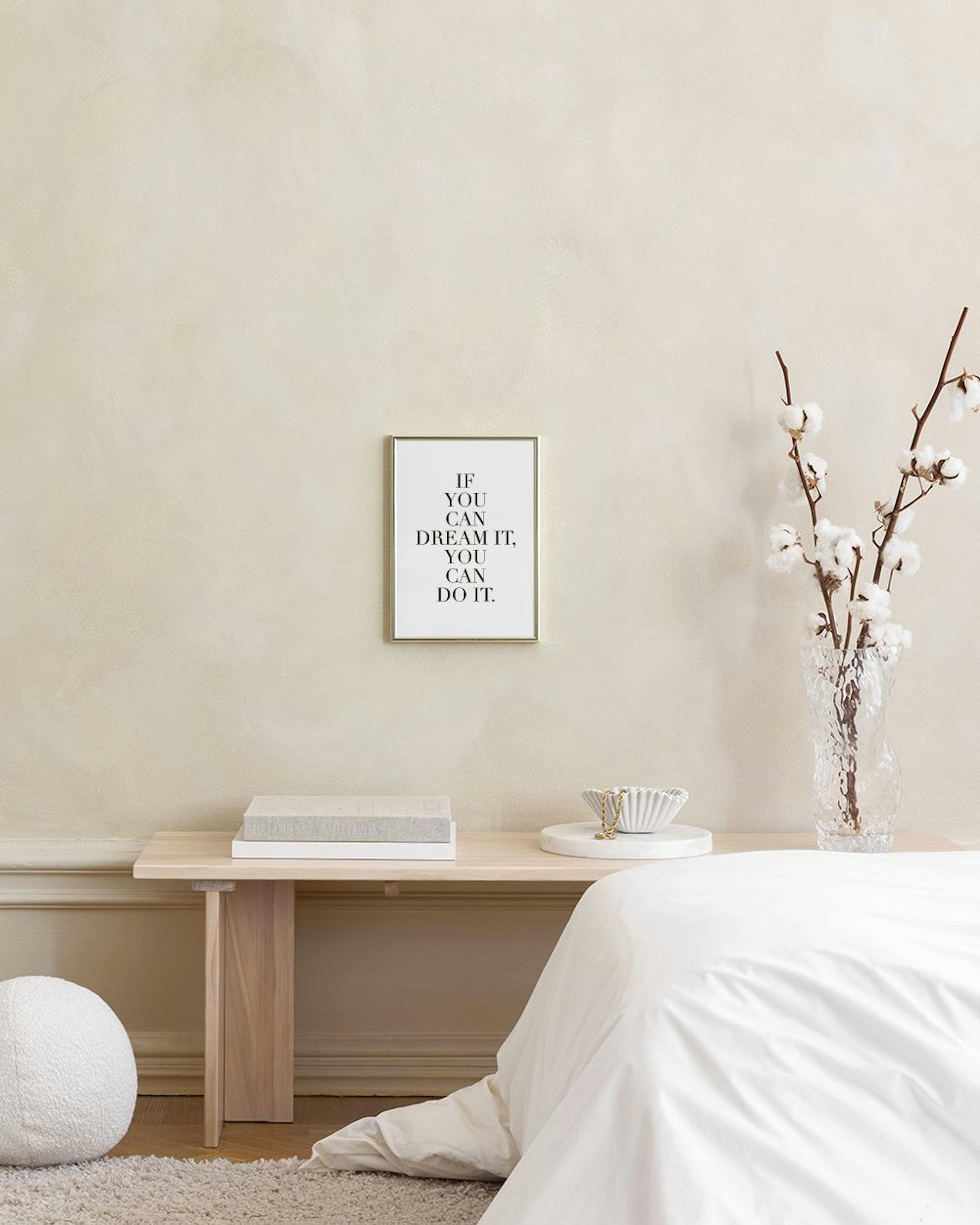 Plakat z czarnym napisem IF YOU CAN DREAM IT, YOU CAN DO IT na białym tle, wiszący nad czarnym regałem z dekoracjami.