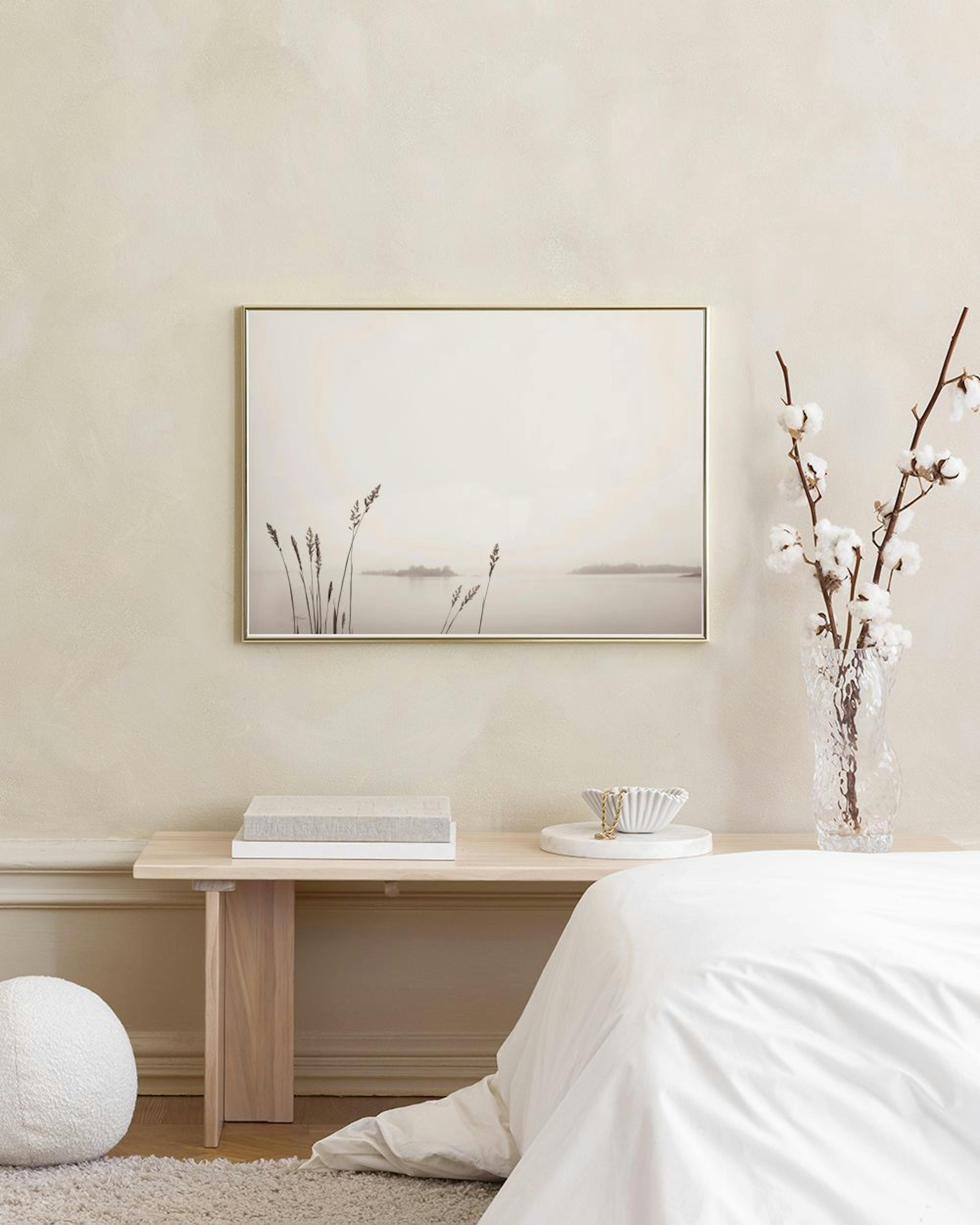 Affiche lacustre en noir et blanc avec des roseaux, suspendue au-dessus dun meuble gris avec des vases.