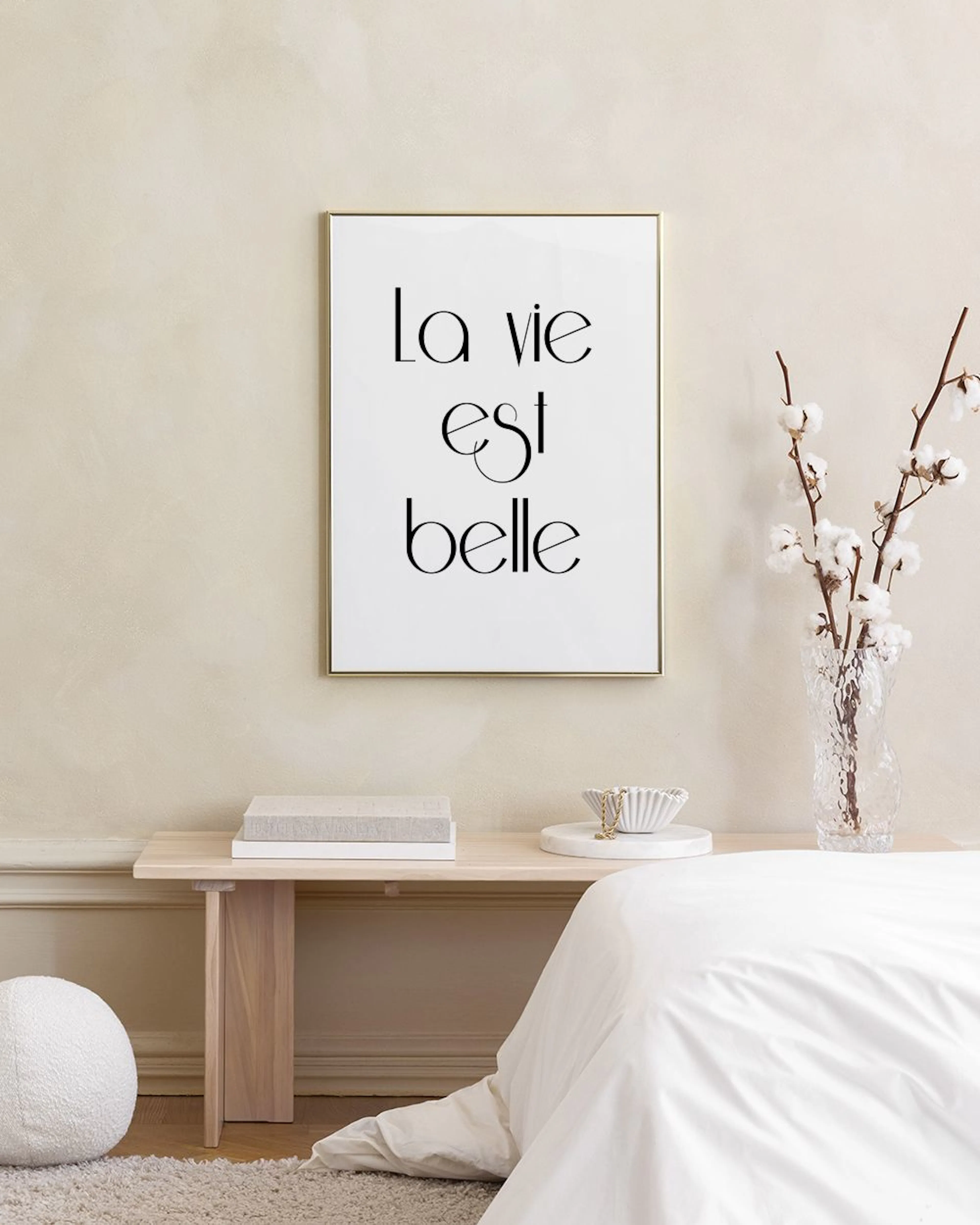 Póster minimalista con la frase La vie est belle en negro sobre fondo blanco, ideal para un salón moderno.