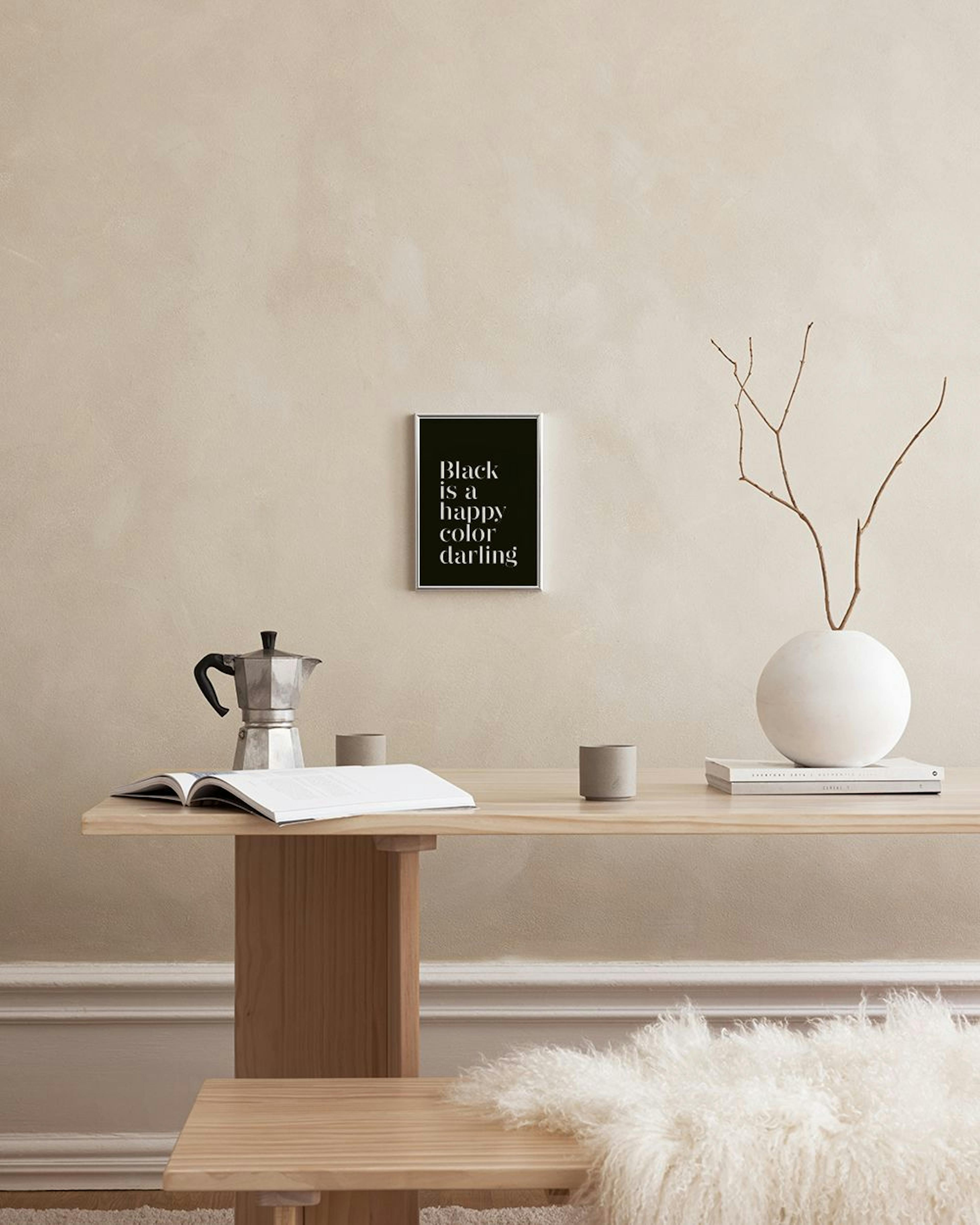 Affiche noire avec le texte blanc Black is a happy color darling, affichée sur un mur gris au-dessus dune commode blanche avec d