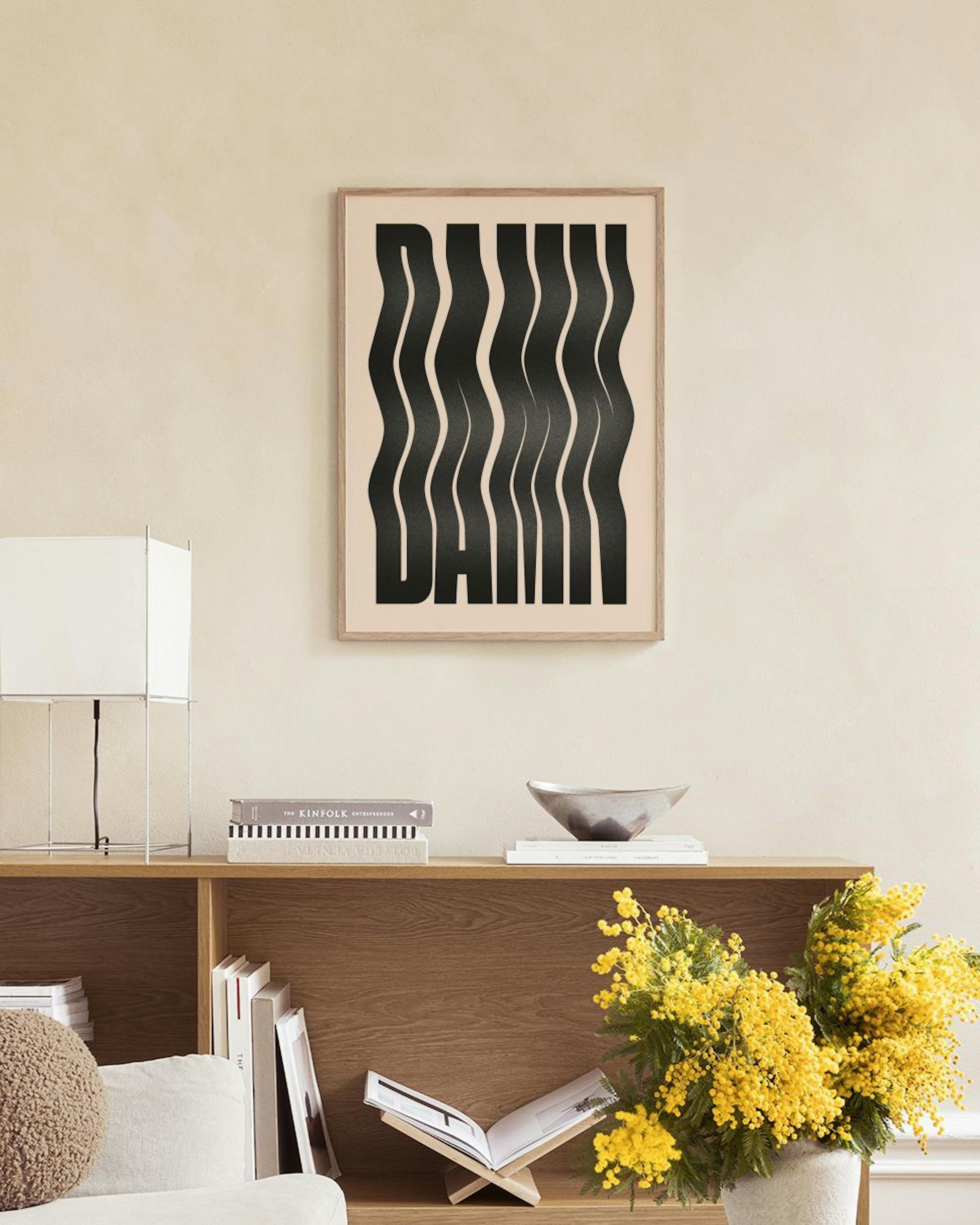 Een poster met het woord DAMN in golvende zwarte letters op een beige achtergrond, hangend boven een marmeren bijzettafel met va