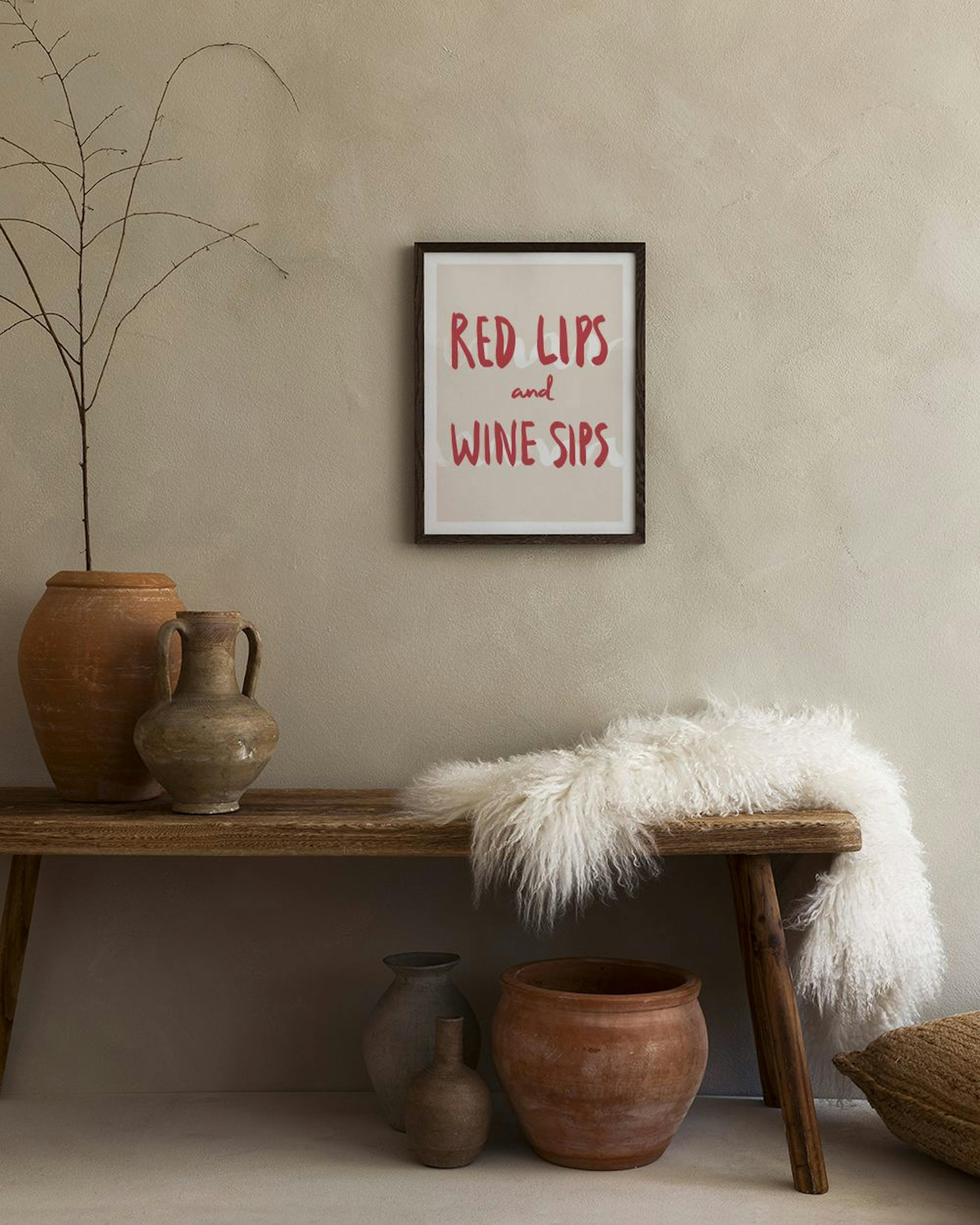 Plakat z napisem RED LIPS and WINE SIPS” w czerwonych literach, zawieszony w przytulnym salonie nad fotelem.