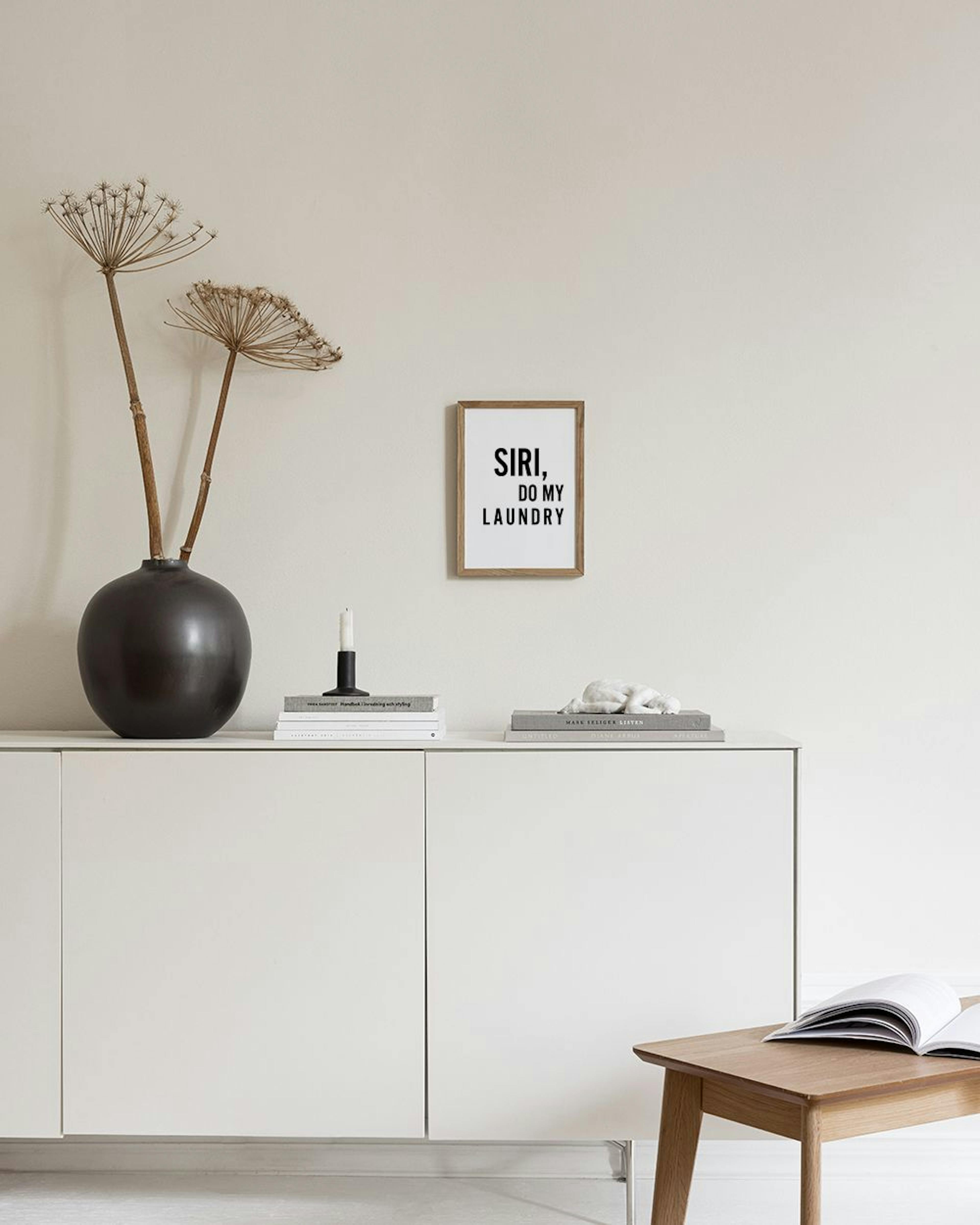 Plakat med teksten SIRI, DO MY LAUNDRY i et soveværelse med lyserøde og grønne puder.