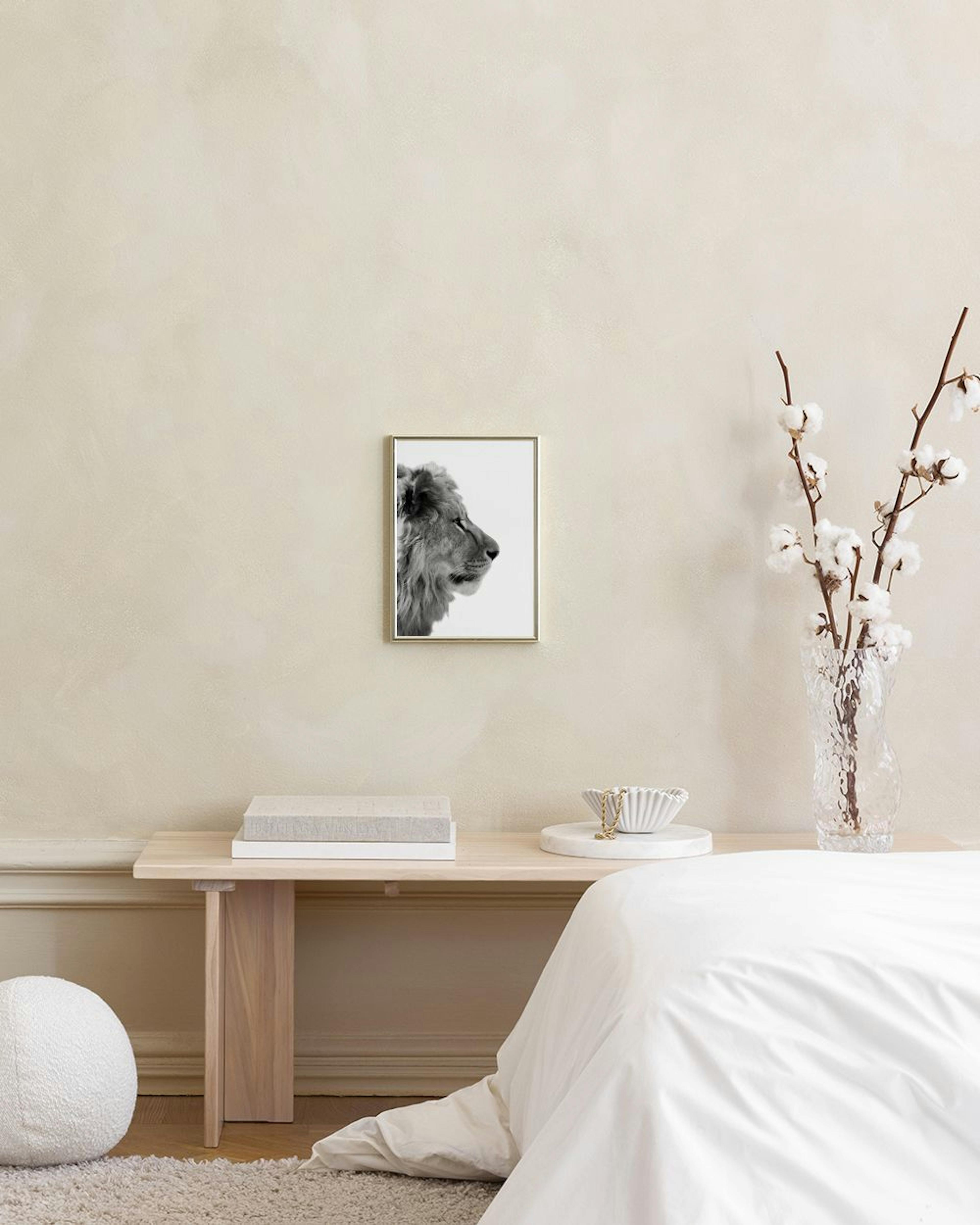 Schwarz-weiß Poster eines Löwen im Profil, hängend über einem Sofa in einem modern eingerichteten Raum.