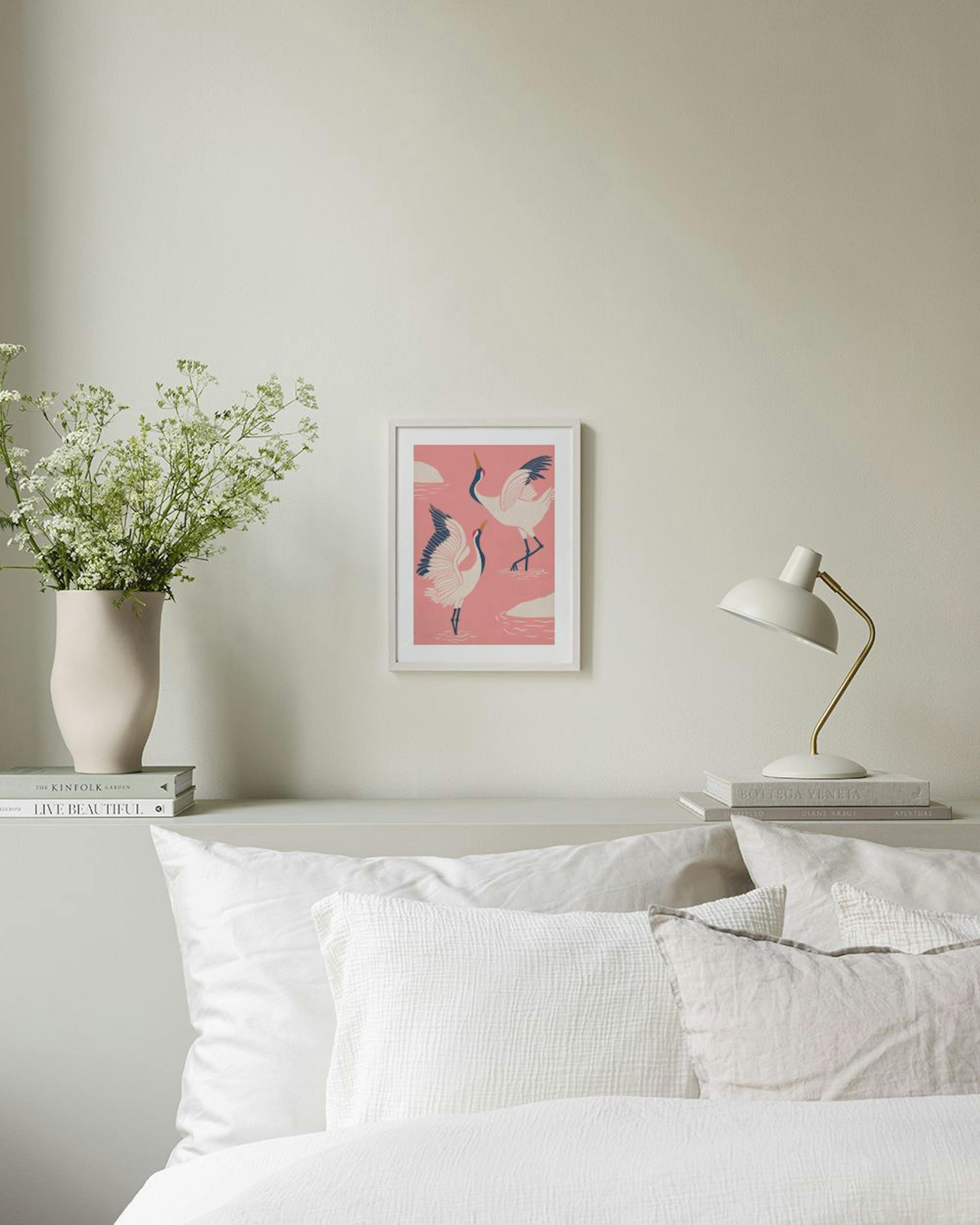 En poster med två tranor i rosa vatten, hängande på en ljus vägg ovanför ett vitt marmorbord med vaser.
