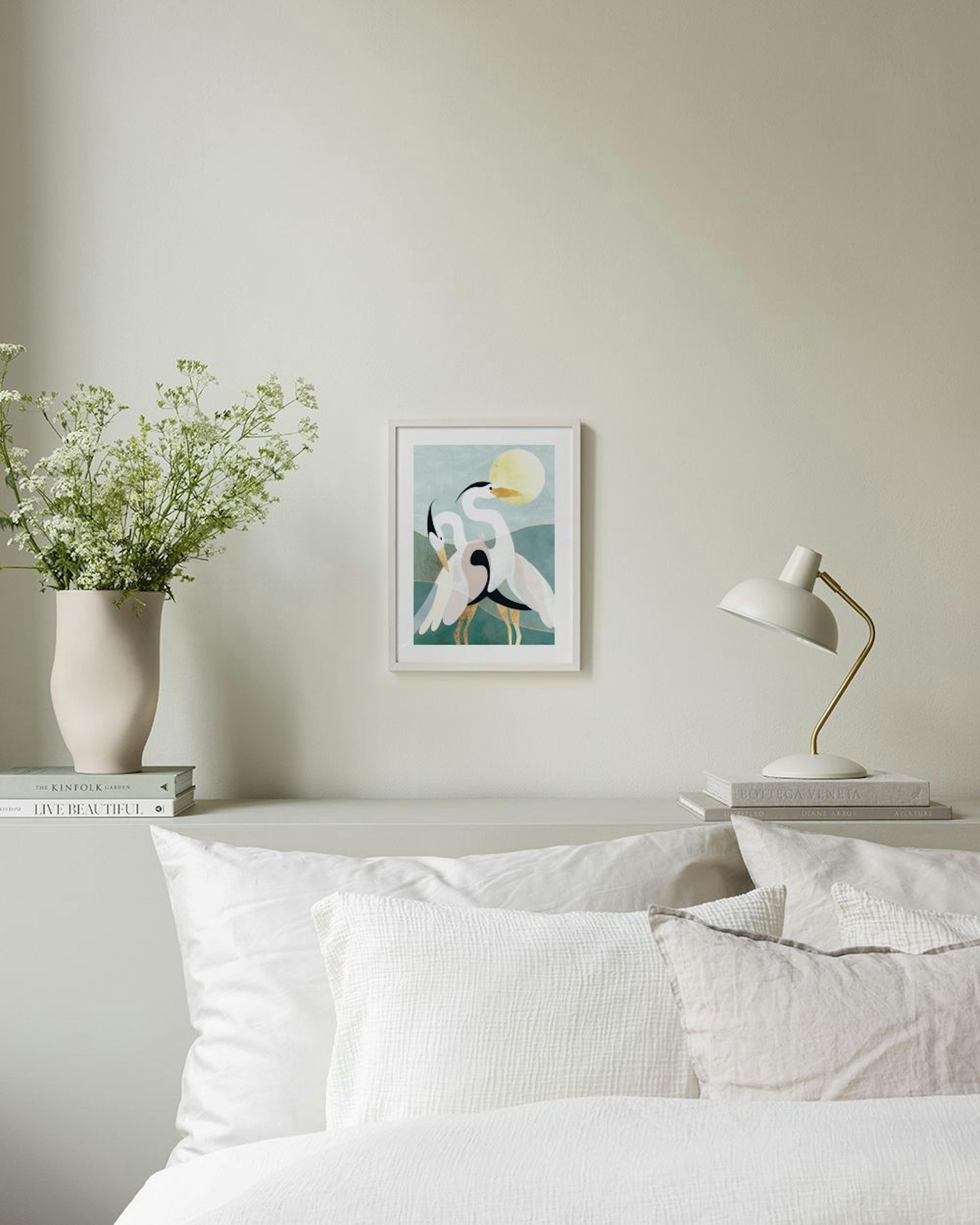 Póster de dos grullas abstractas blancas y negras con detalles dorados, un sol amarillo y montañas en tonos verdes, exhibido en 