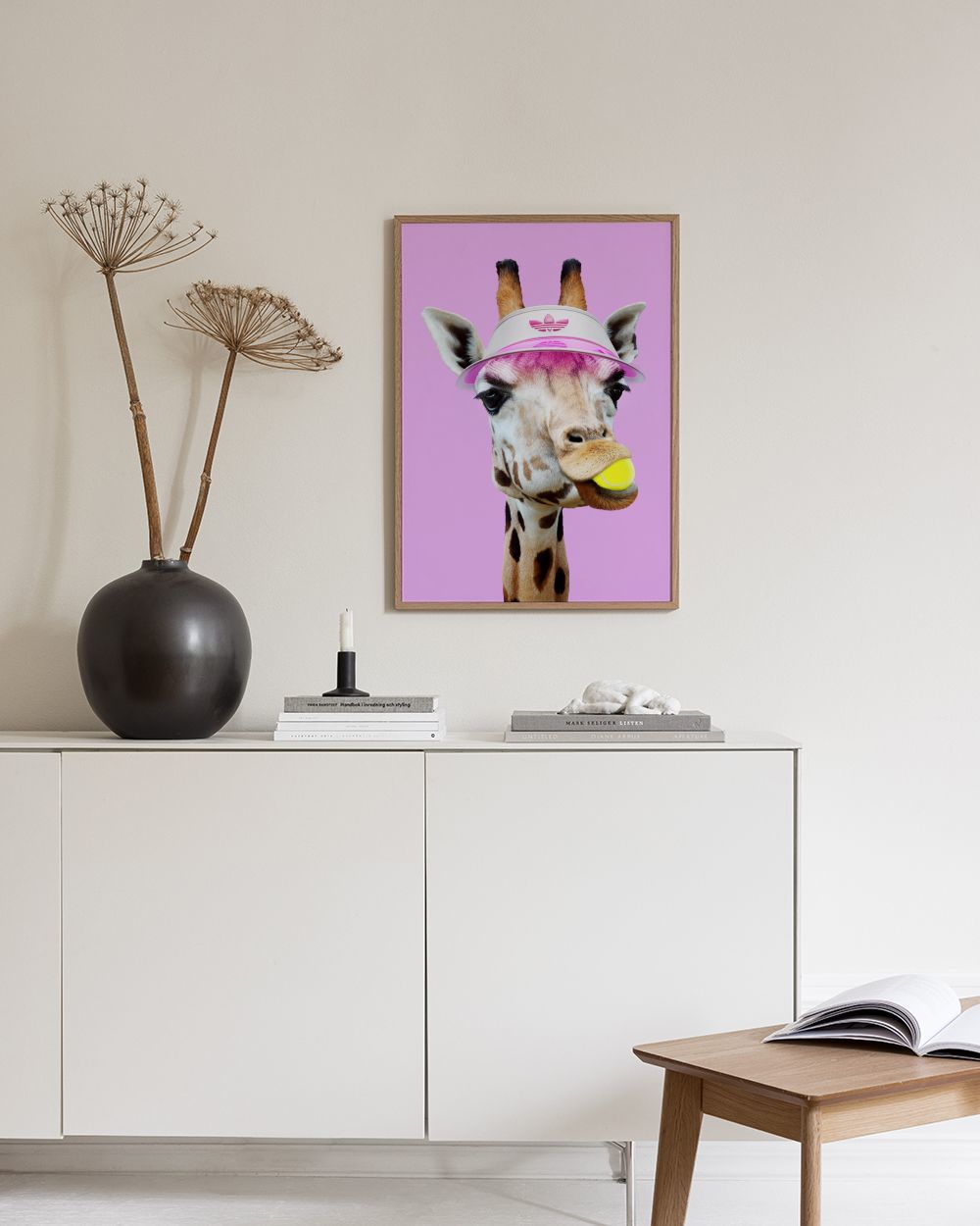 Jonas Loose Tennis Giraffe Print – Fun Animal Poster | Desenio