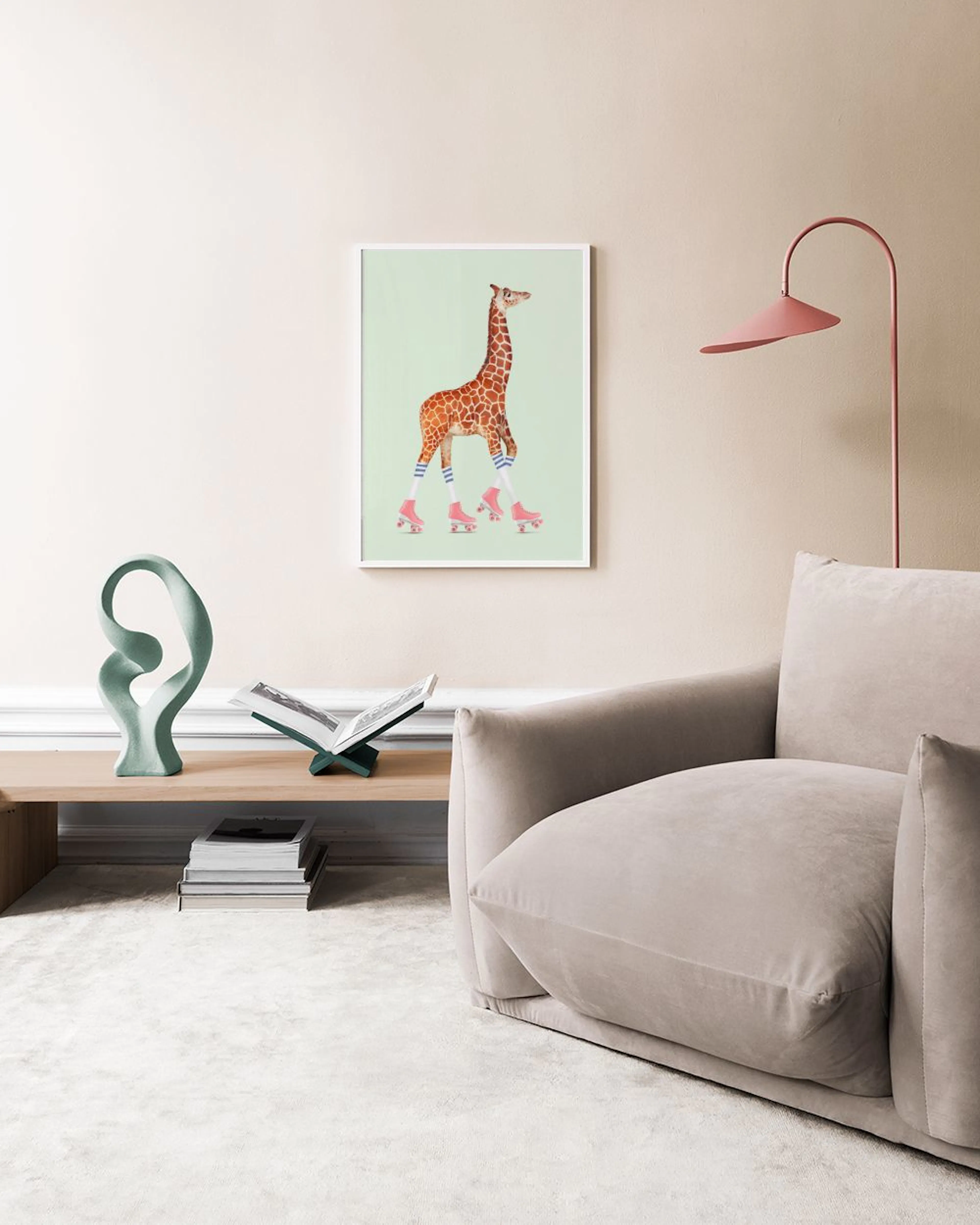 Affiche murale représentant une girafe en patins à roulettes roses, suspendue au-dessus dun bureau en bois clair.
