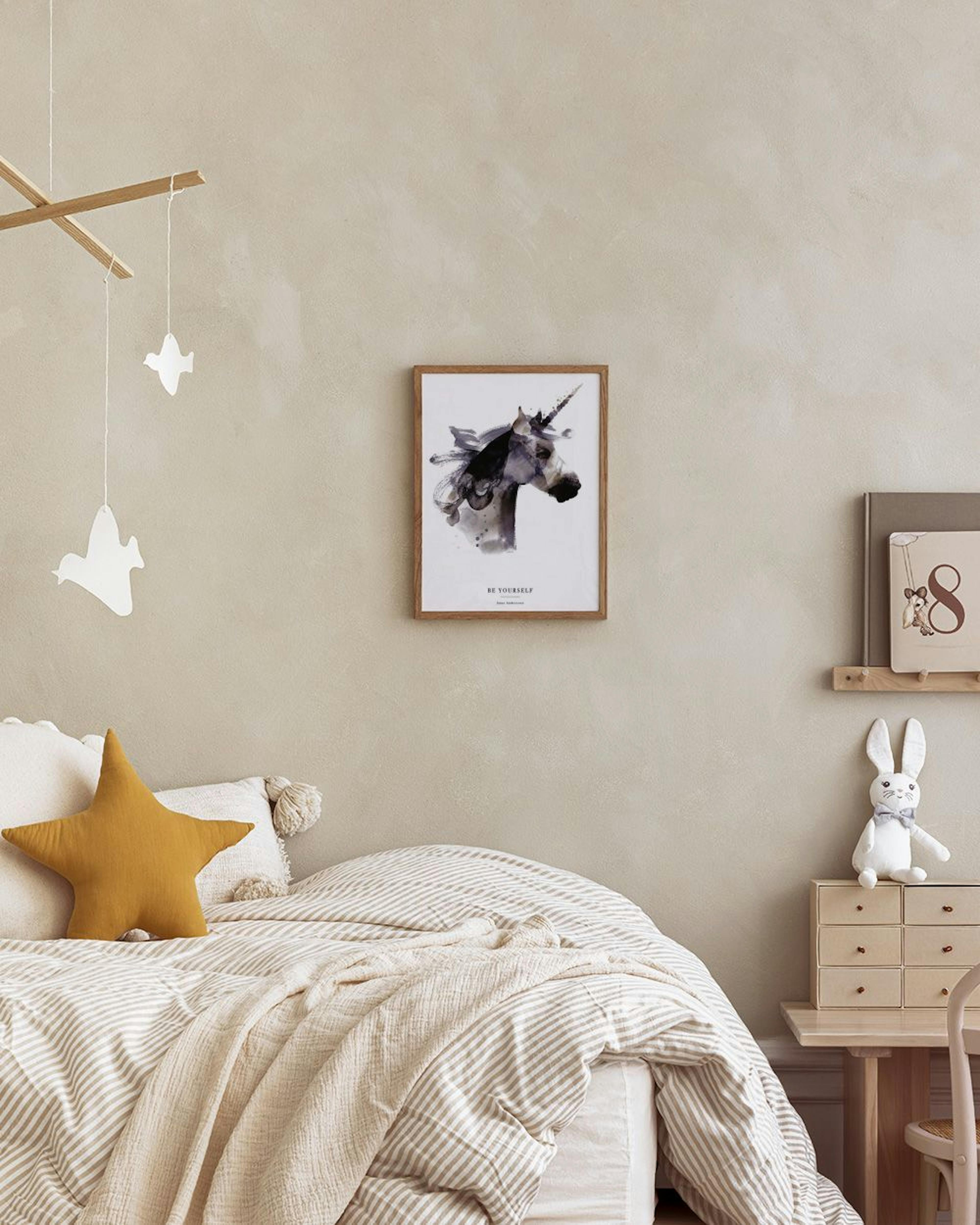 personalisiertes Poster eines Einhorns in Aquarelloptik, ausgestellt auf einem weißen Sideboard mit goldener Vase und Kaktus.