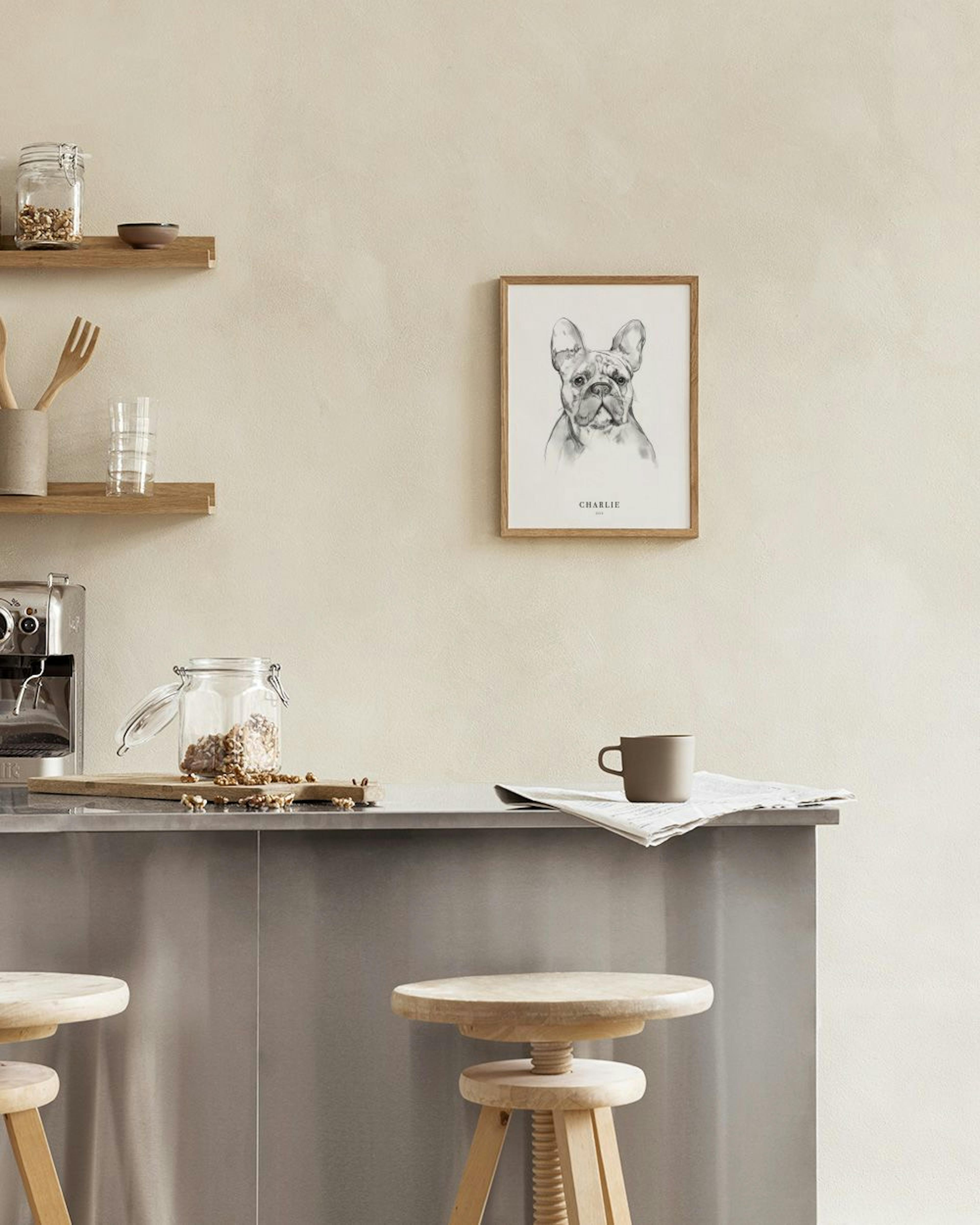 Personalisiertes Poster eines gezeichneten französischen Bulldoggen-Kopfes, hängend über einem Rattanschrank mit Büchern und Vas