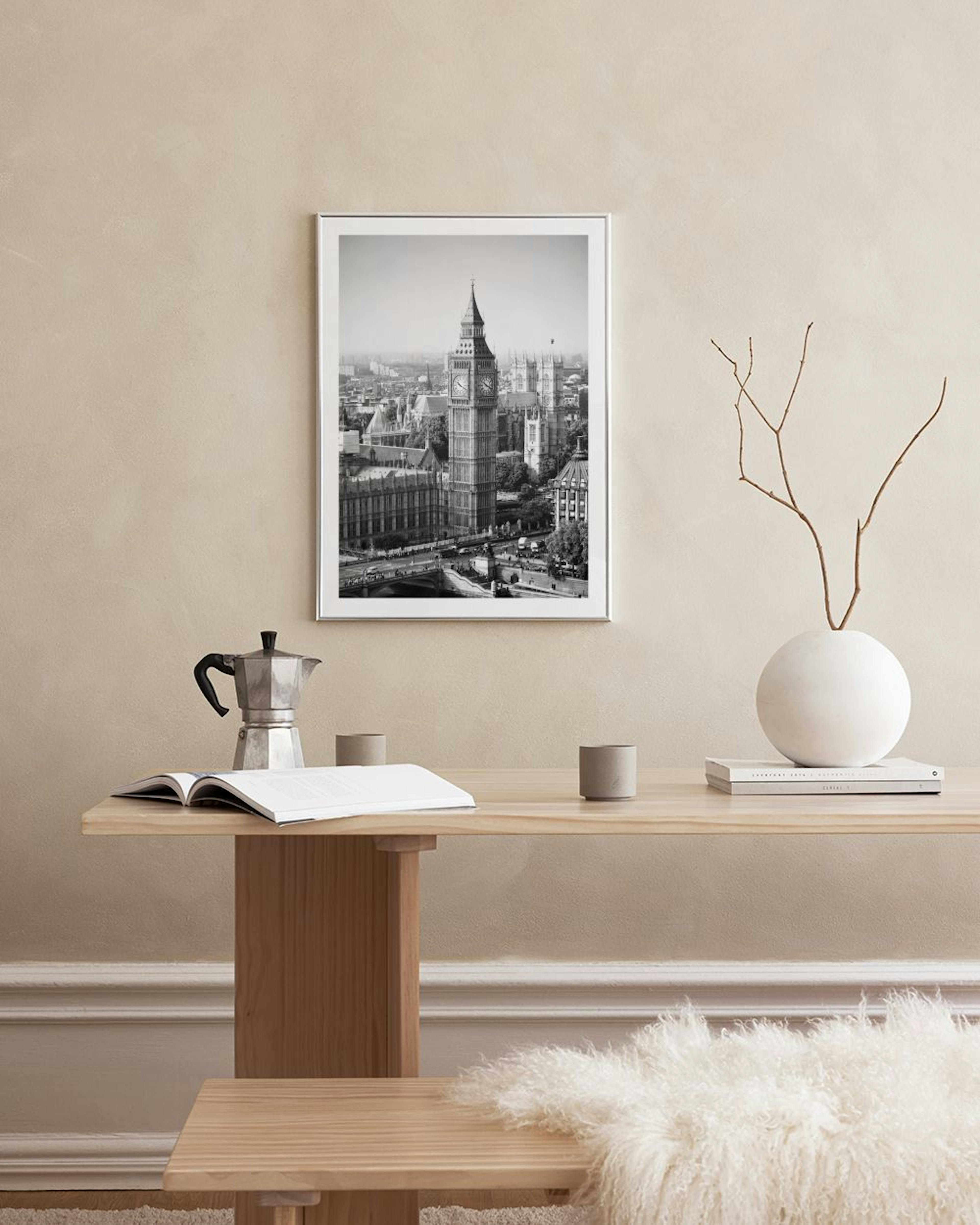 Affiche du Big Ben en noir et blanc, vue den haut, affichée sur une console blanche avec lampes et boîtes.