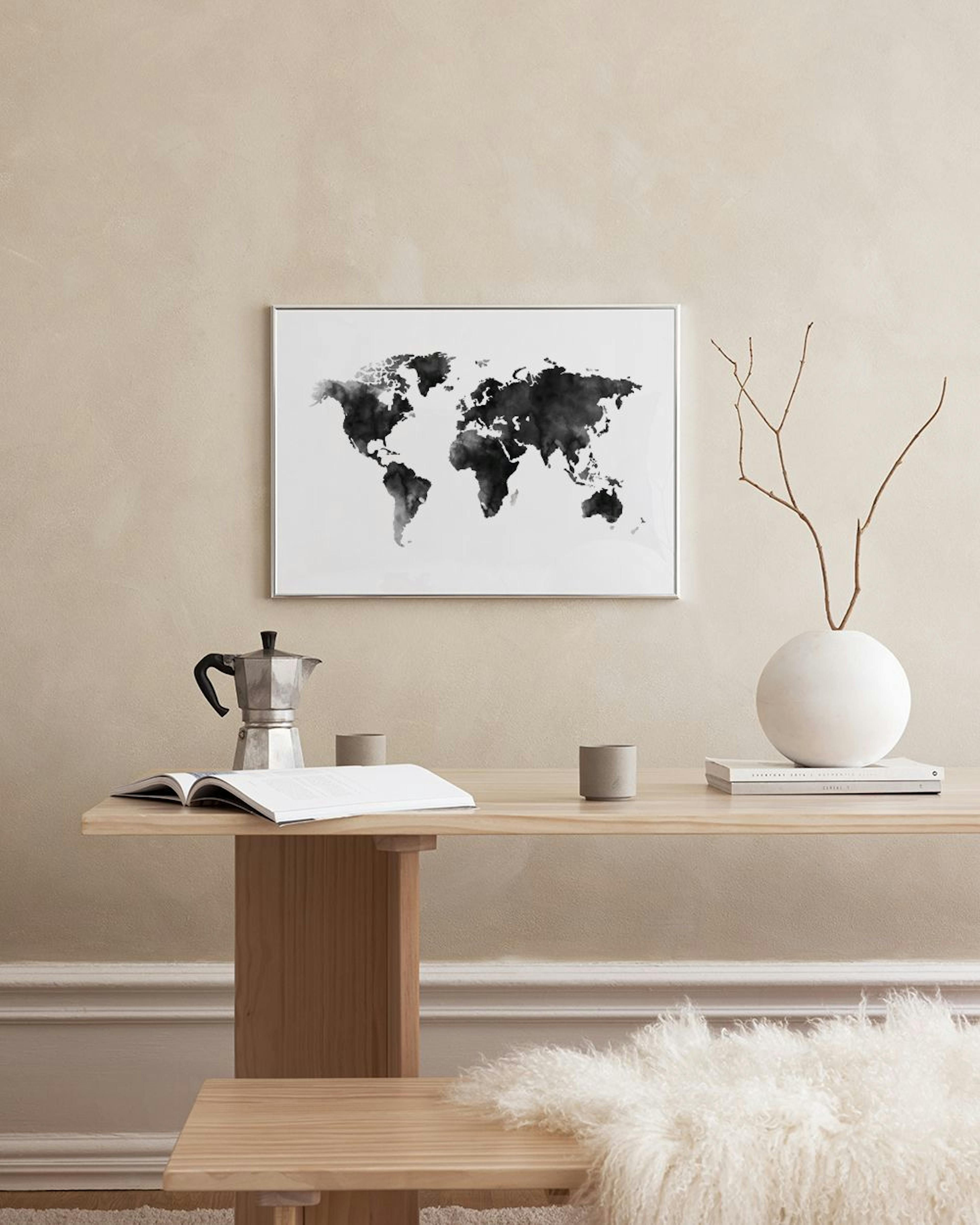 Affiche carte du monde en noir et blanc effet aquarelle, accrochée au mur vert foncé au-dessus dune étagère noire et dobjets déc
