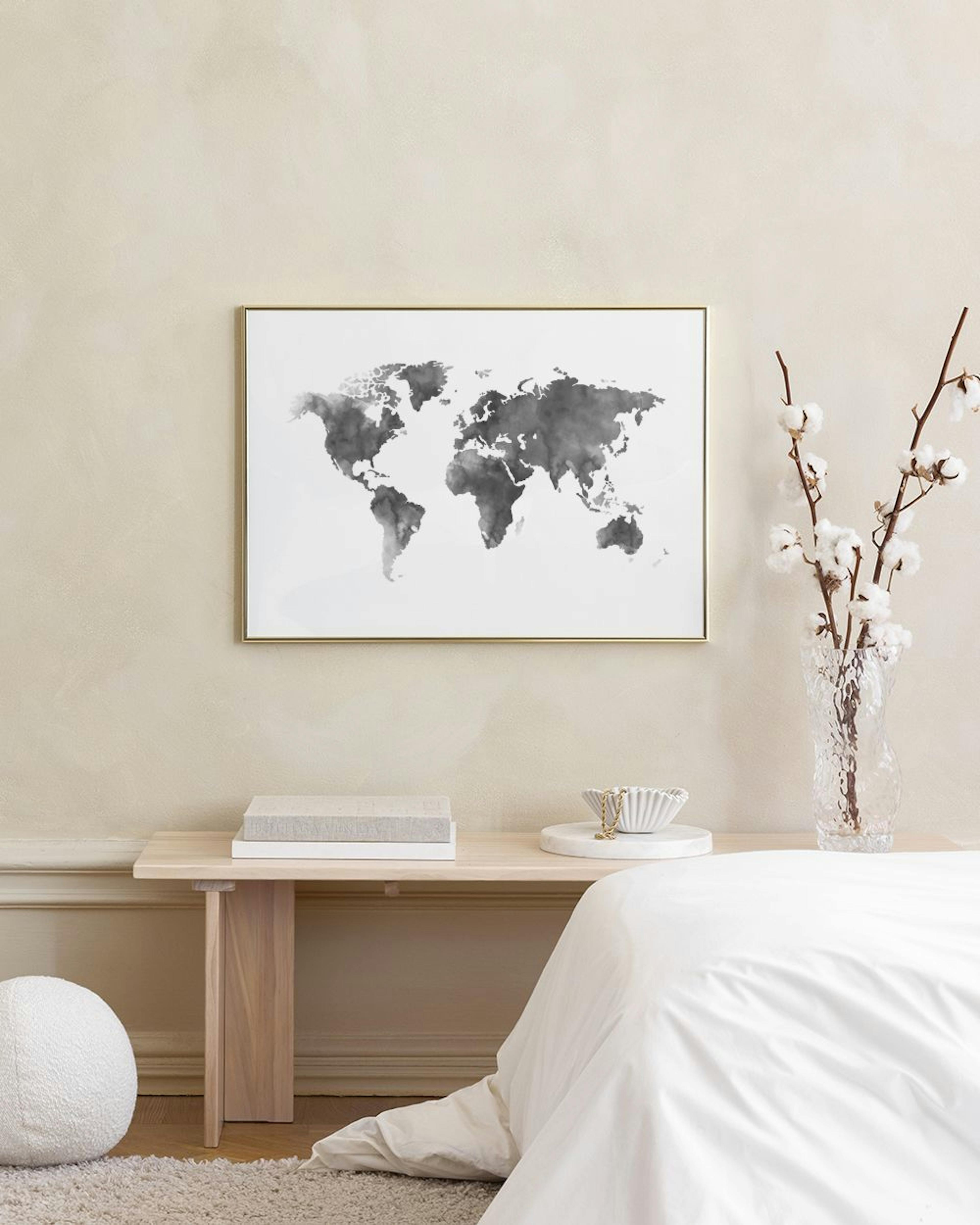 Poster van een wereldkaart in grijze aquarel op een donkerblauwe muur, boven een zwart bijzettafeltje met decoratie.