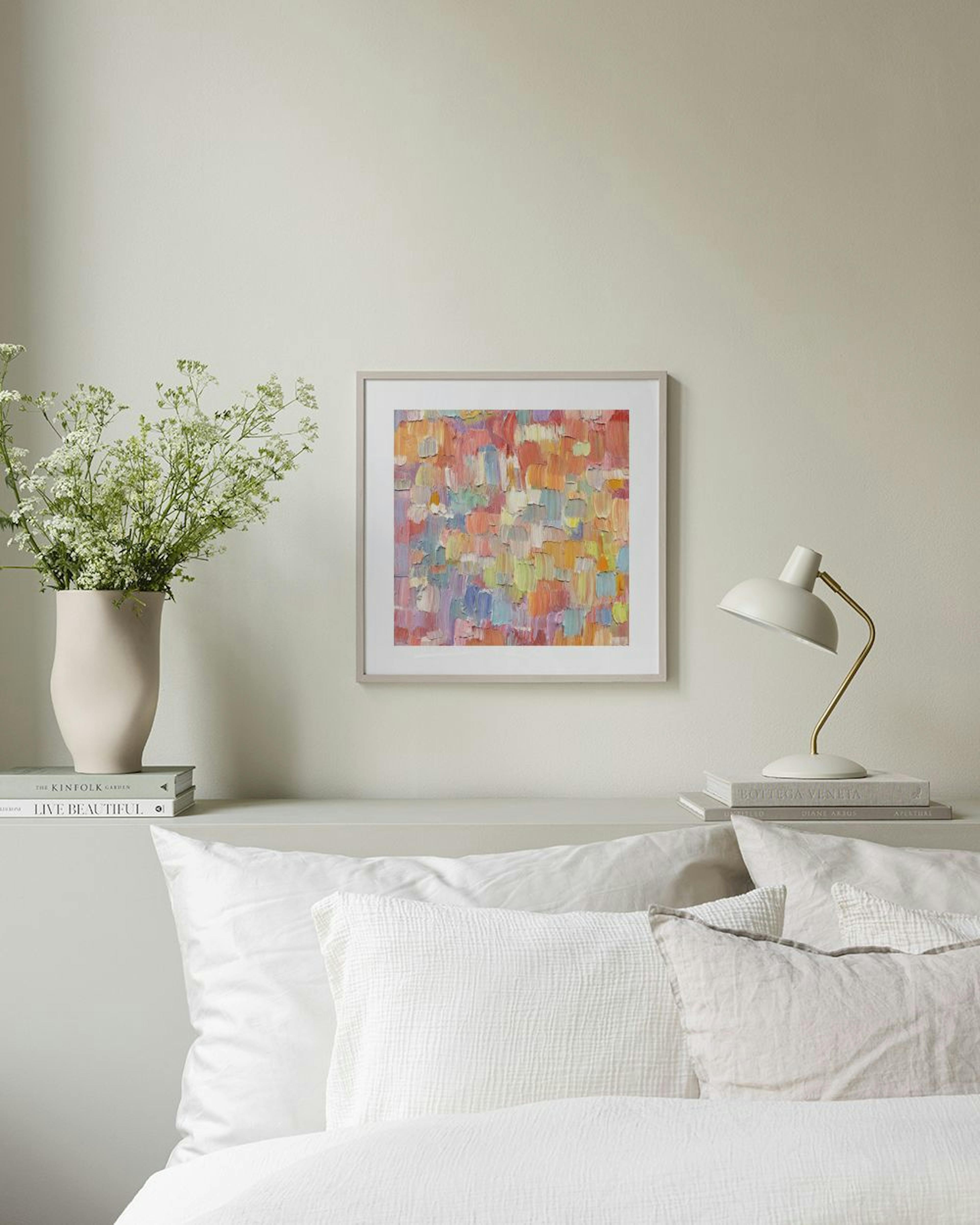 Affiche abstraite aux coups de pinceau texturés multicolores, accrochée au-dessus dun sofa rose dans un salon moderne.