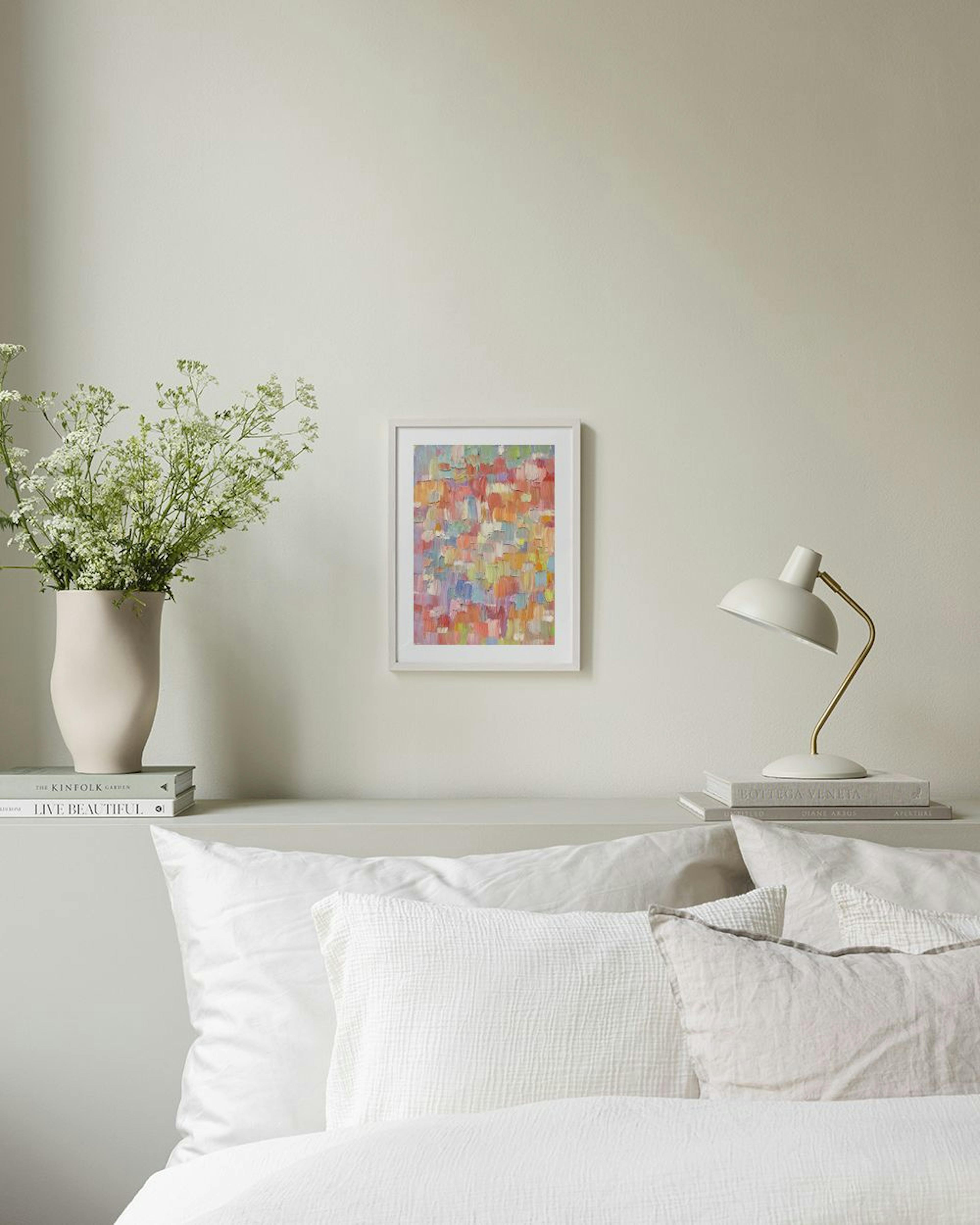 Bunter abstrakter Poster-Druck mit vielen kleinen Farbfeldern über einem rosa Sofa in einem modernen Wohnzimmer.