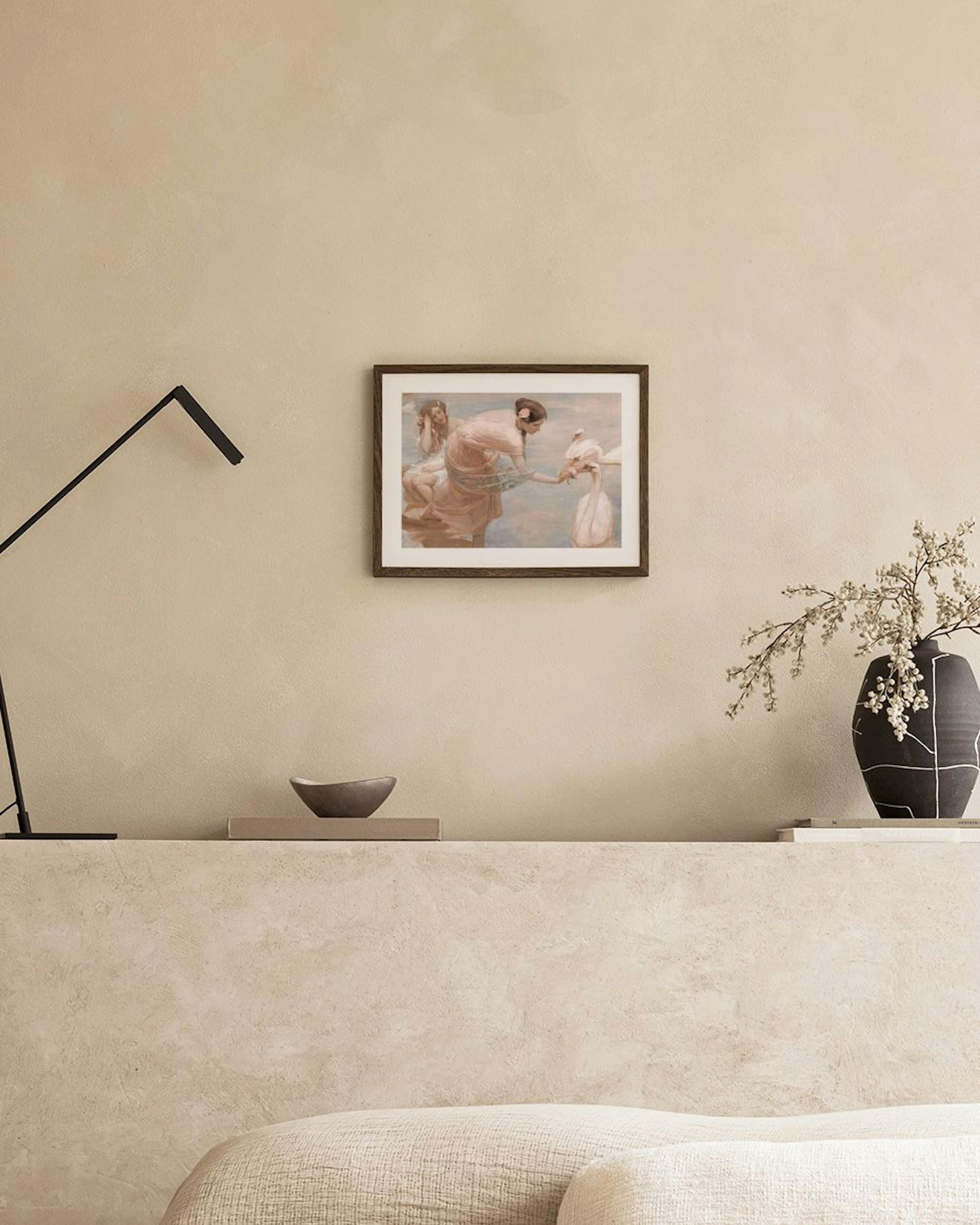 Ein Poster mit drei Frauen und Schwänen hängt über einem grünen Sofa in einem Wohnzimmer.