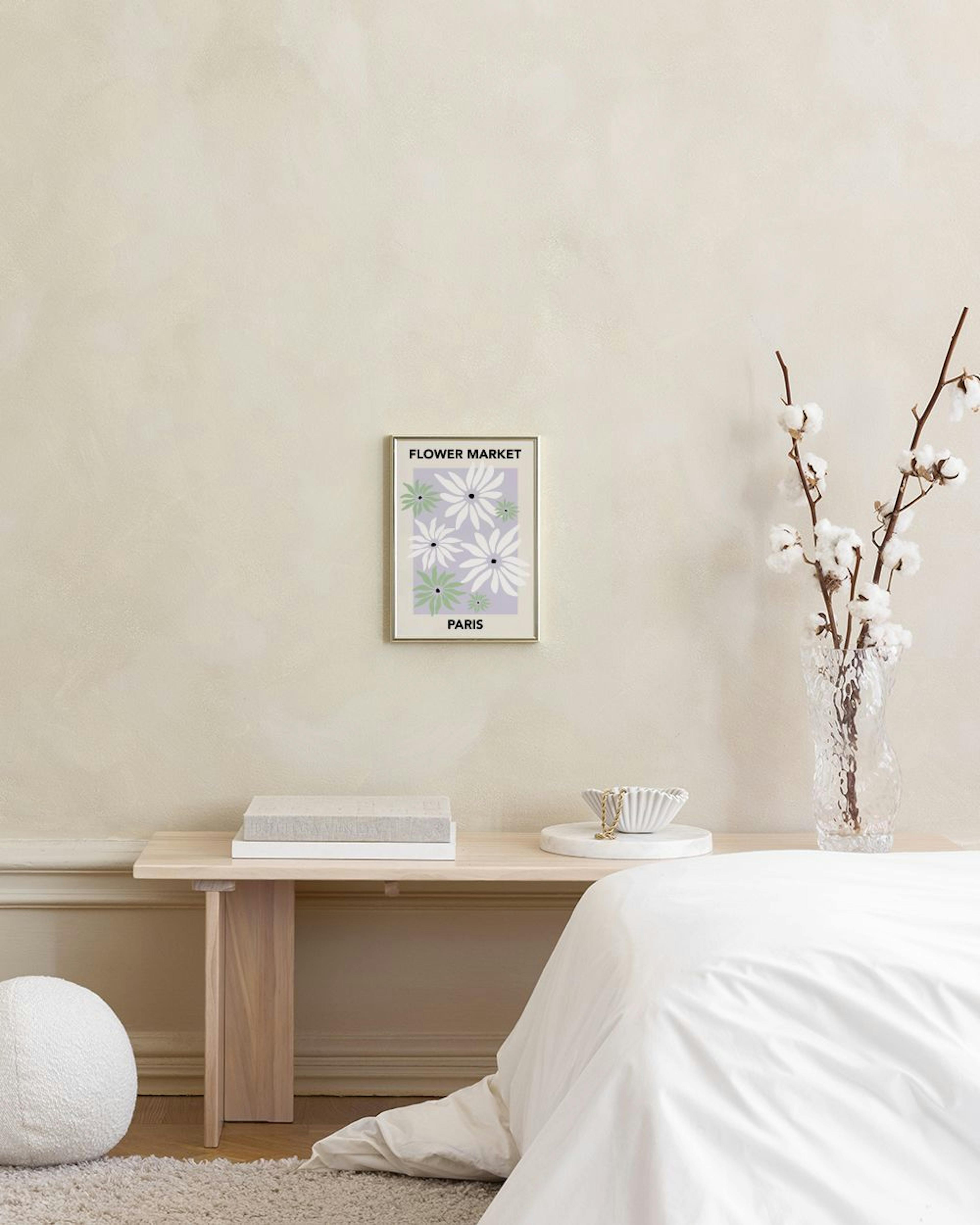 Poster Flower Market Paris mit weißen und grünen Blüten auf lila Hintergrund, über einem mintfarbenen Sofa.