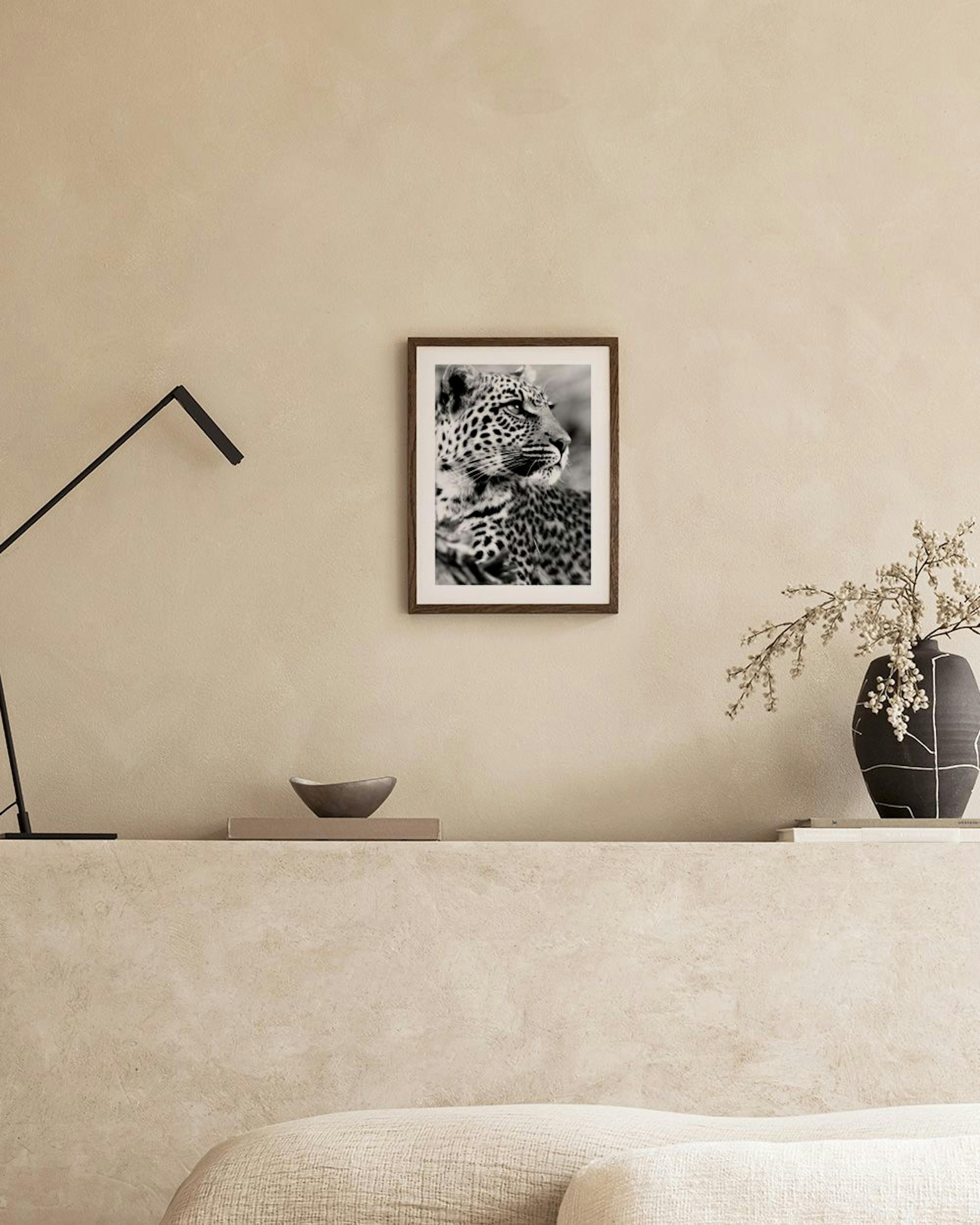 Schwarz-weiß Poster eines Leoparden, der auf einer weißen Kommode in einem modernen Wohnzimmer hängt.