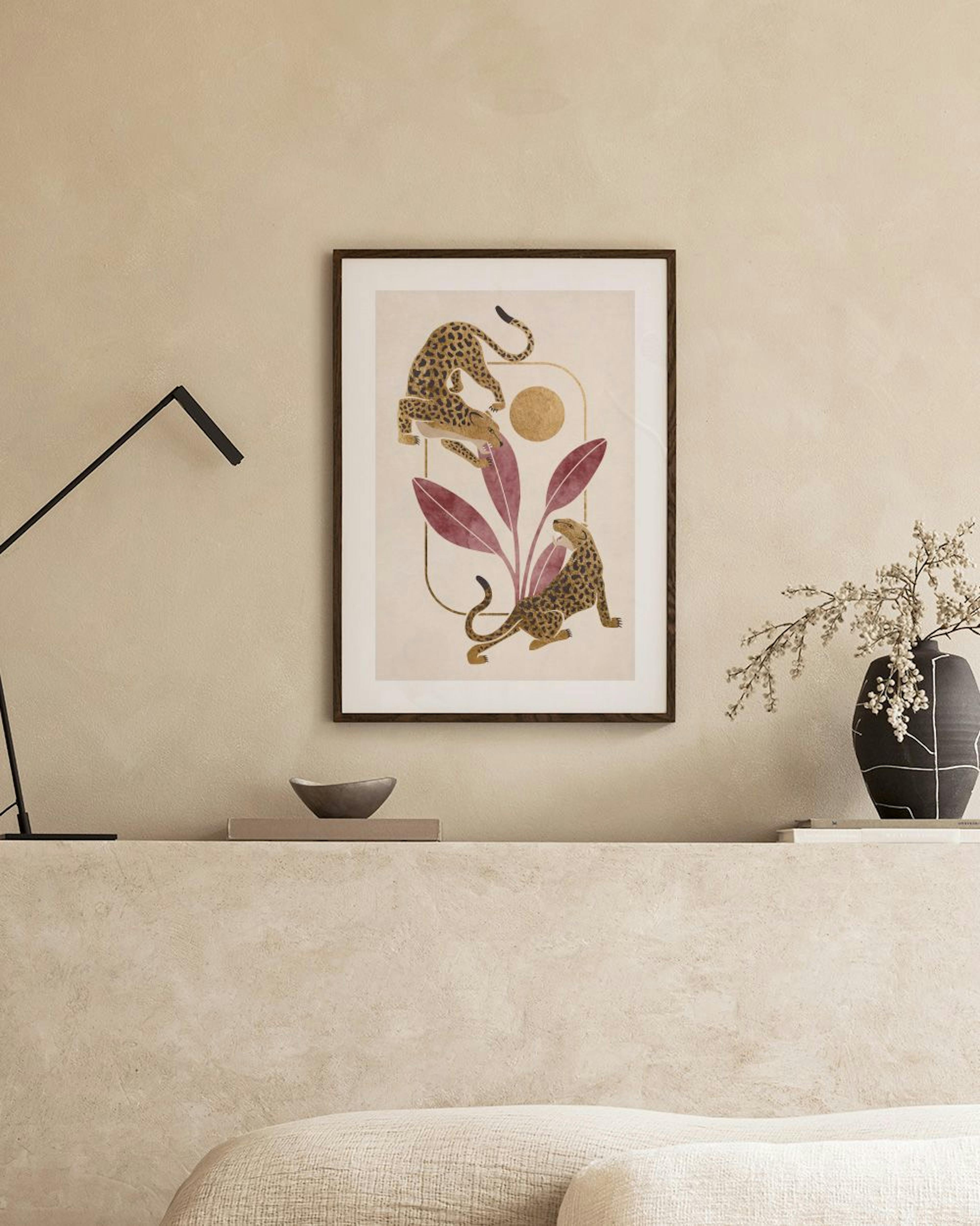 Affiche de deux léopards dorés et de feuillages rouges, sur fond beige, affichée au-dessus dun meuble blanc moderne.