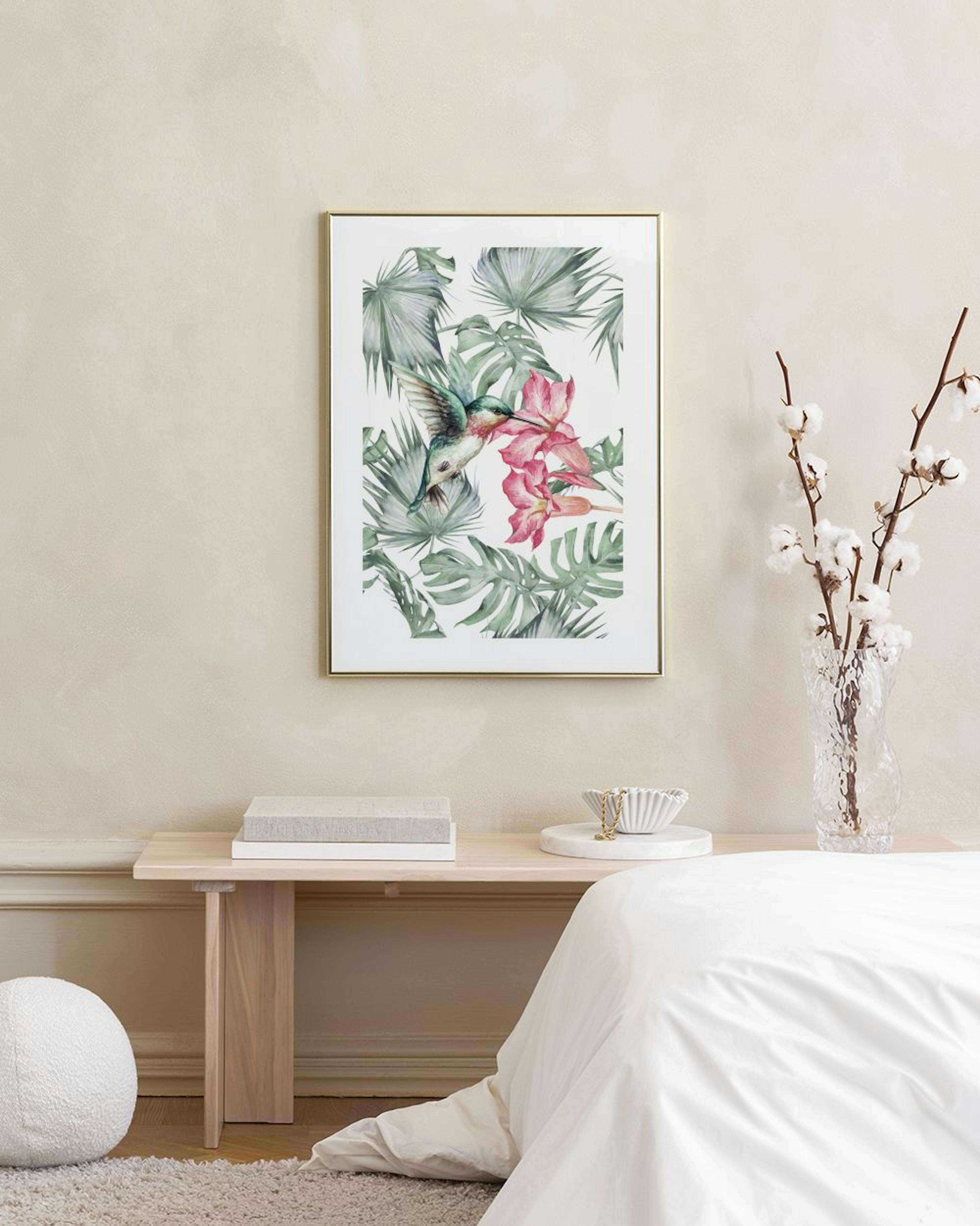 Affiche avec motif végétal, colibri et fleurs roses, accrochée au mur au-dessus dun banc rose dans un salon moderne.