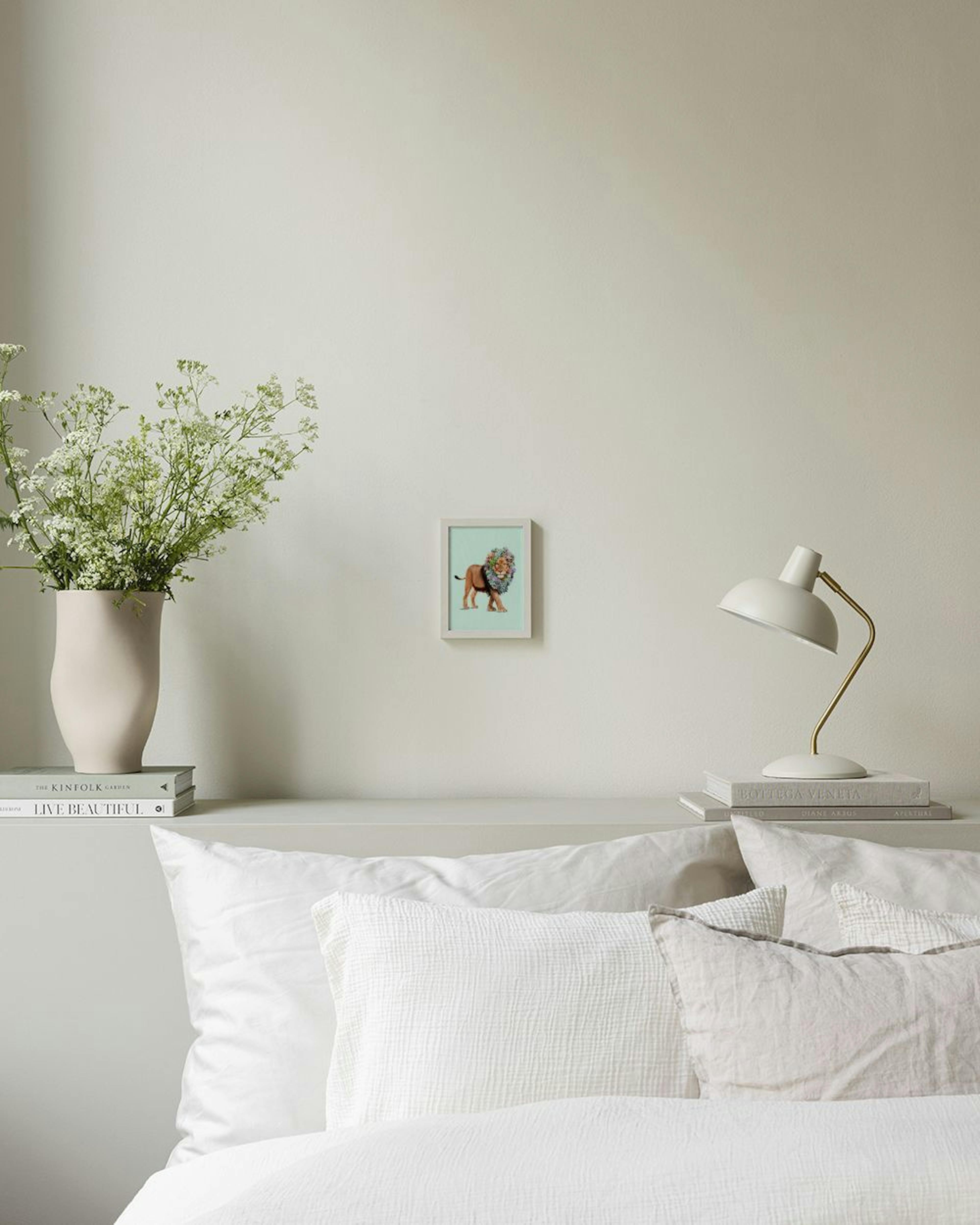 Affiche dun lion à crinière de succulentes, suspendue au-dessus dun bureau en bois avec des livres et un ordinateur portable.
