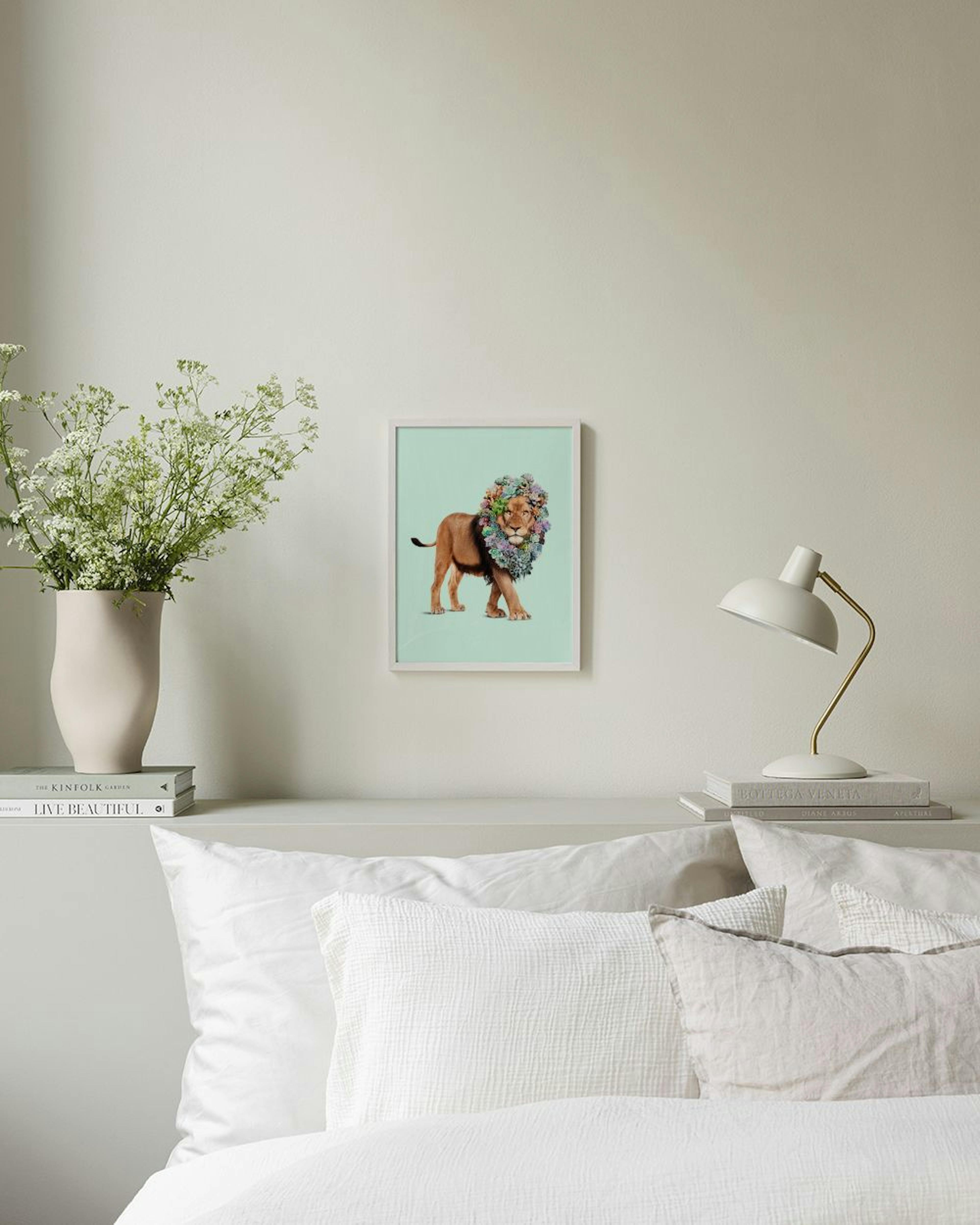 Affiche dun lion à la crinière de succulentes colorées sur fond vert clair, accrochée au-dessus dun bureau en bois avec des livr