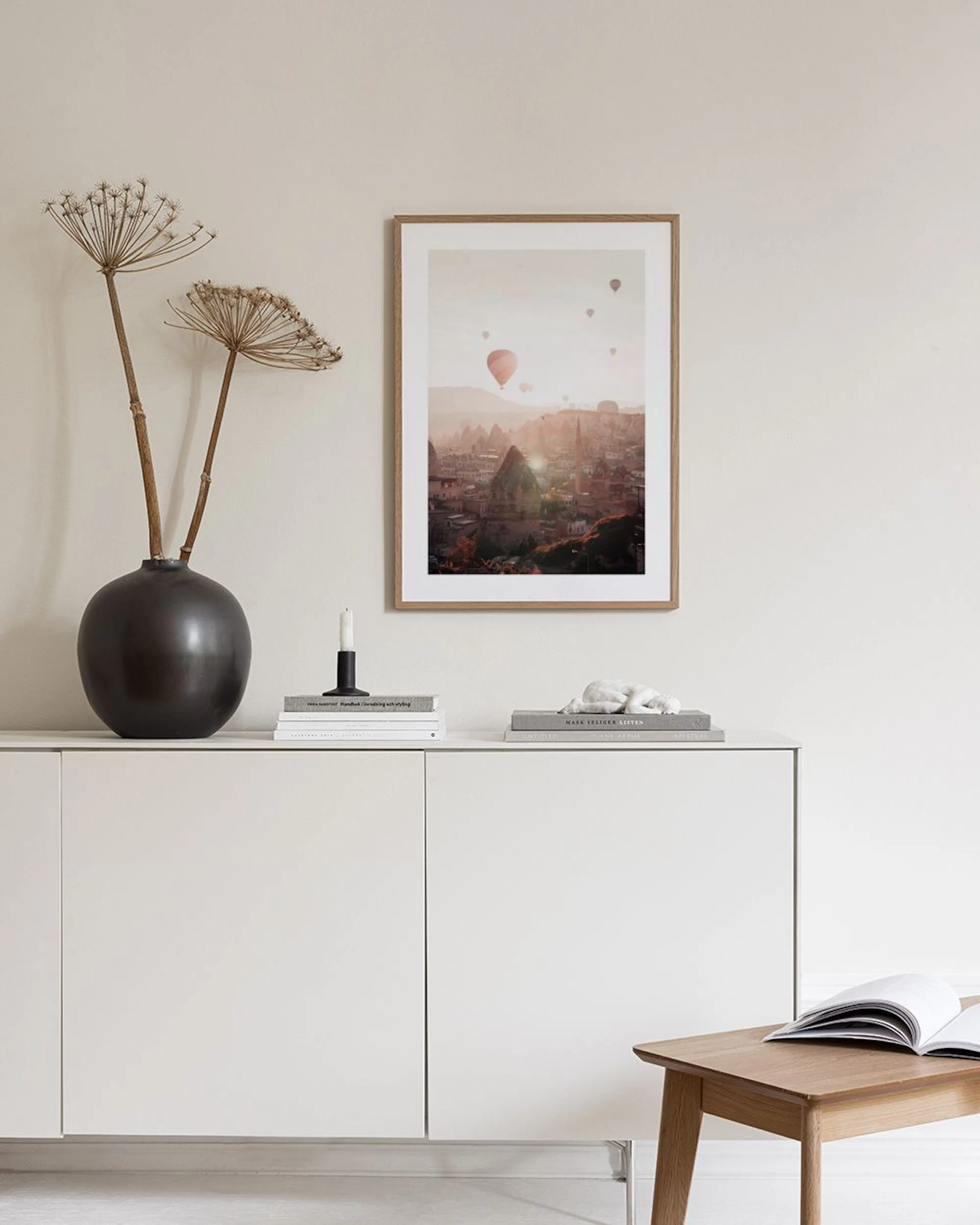 Affiche de montgolfières au lever du soleil sur la Cappadoce, exposée dans un salon moderne.