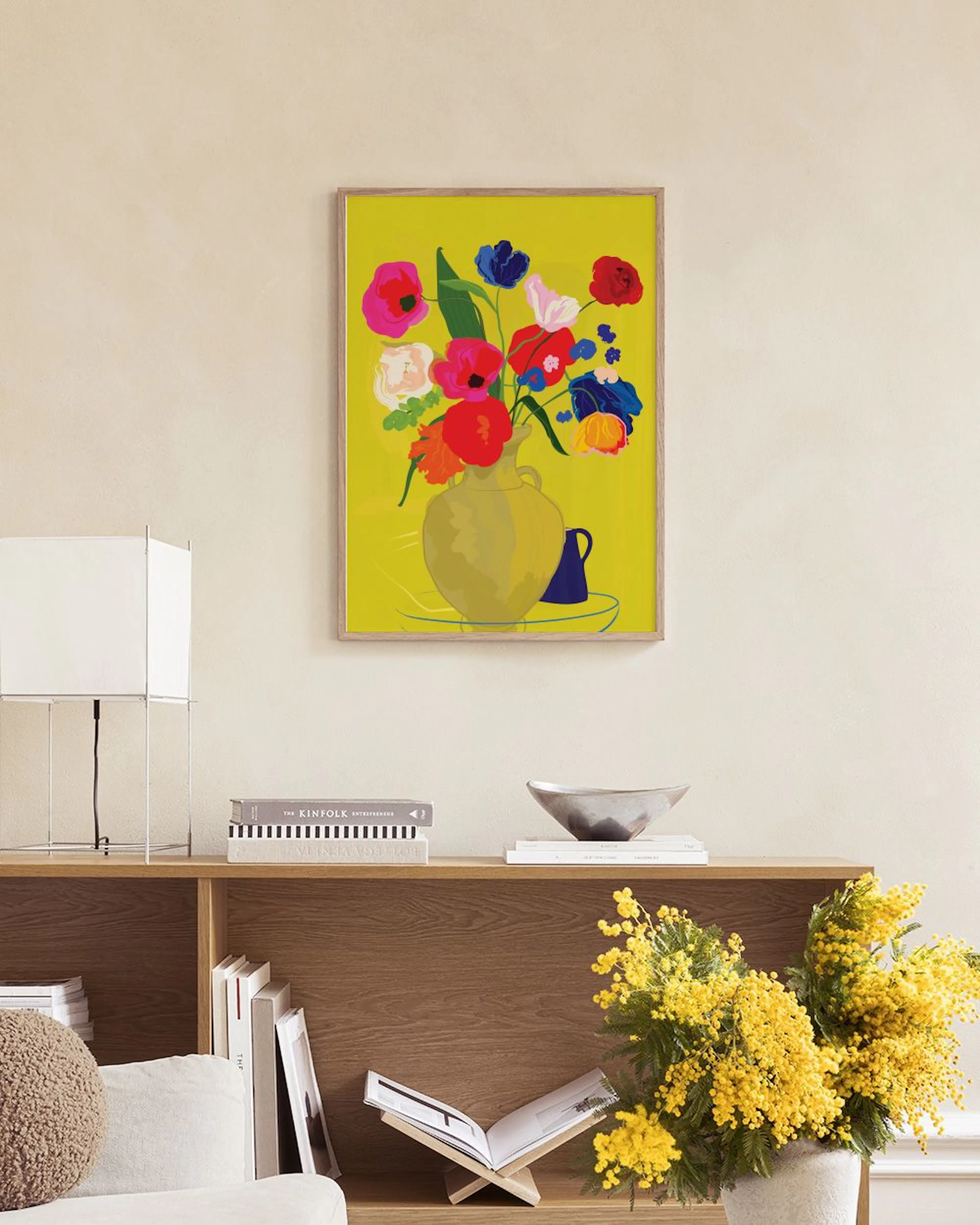 Affiche avec un vase jaune rempli de fleurs rouges, roses et bleues, sur fond vert lime, dans un salon moderne.