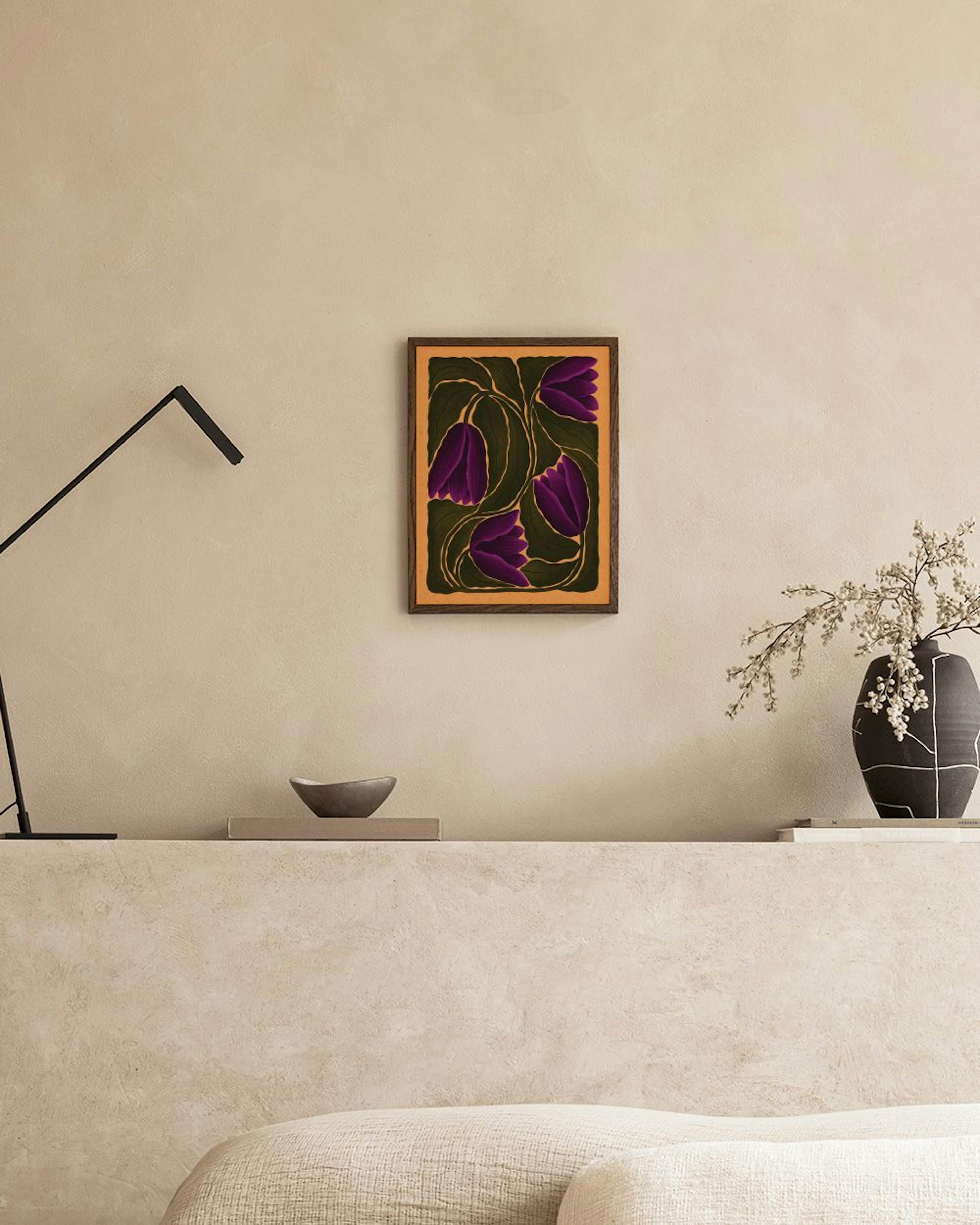 Poster mit lila Blüten und grünen Blättern auf orangefarbenem Grund, über einem Sofa in einem Wohnzimmer.