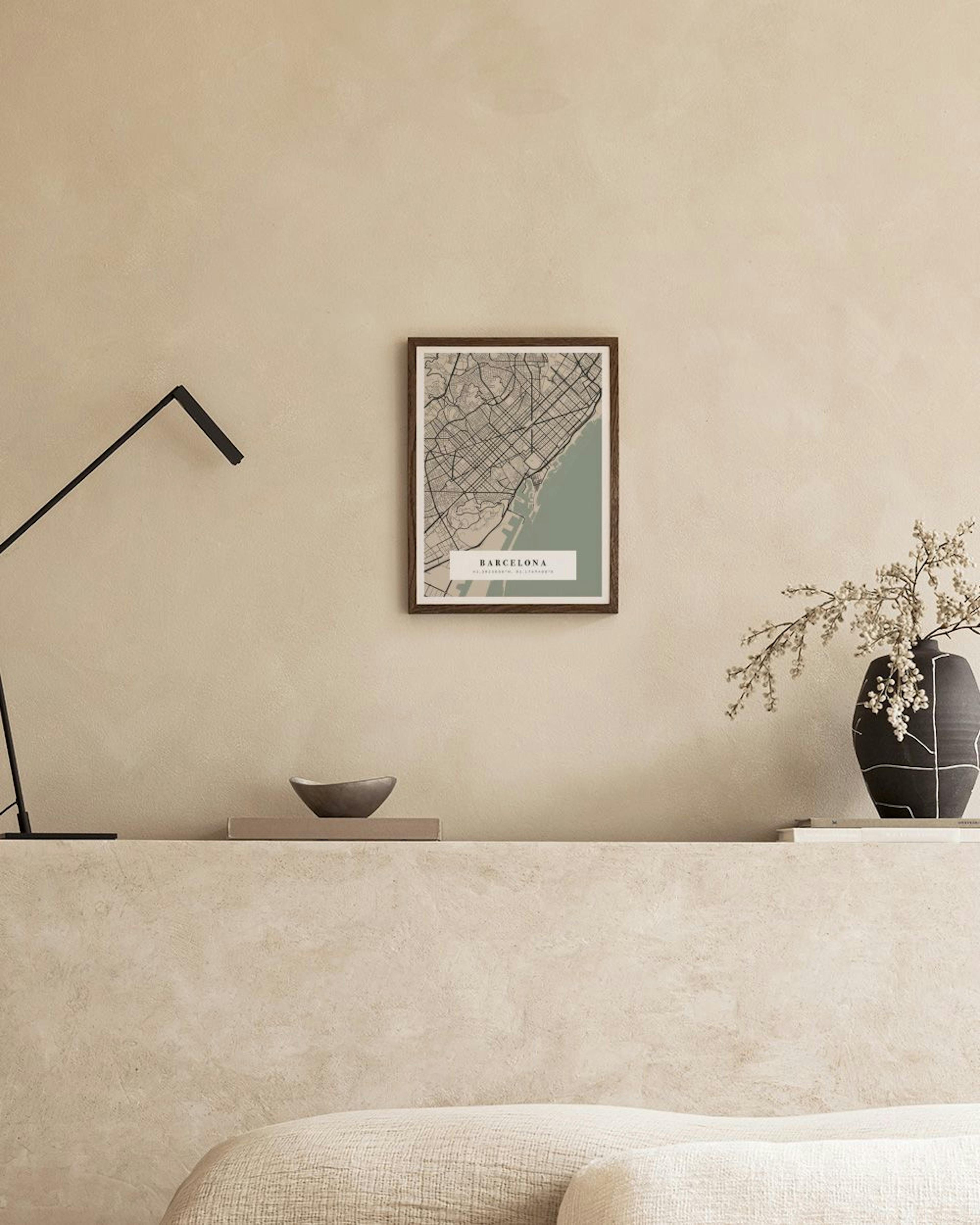 Personalisiertes Barcelona-Poster in Beigetönen und Salbeigrün, über einem weißen Sideboard mit Vasen und Büchern.