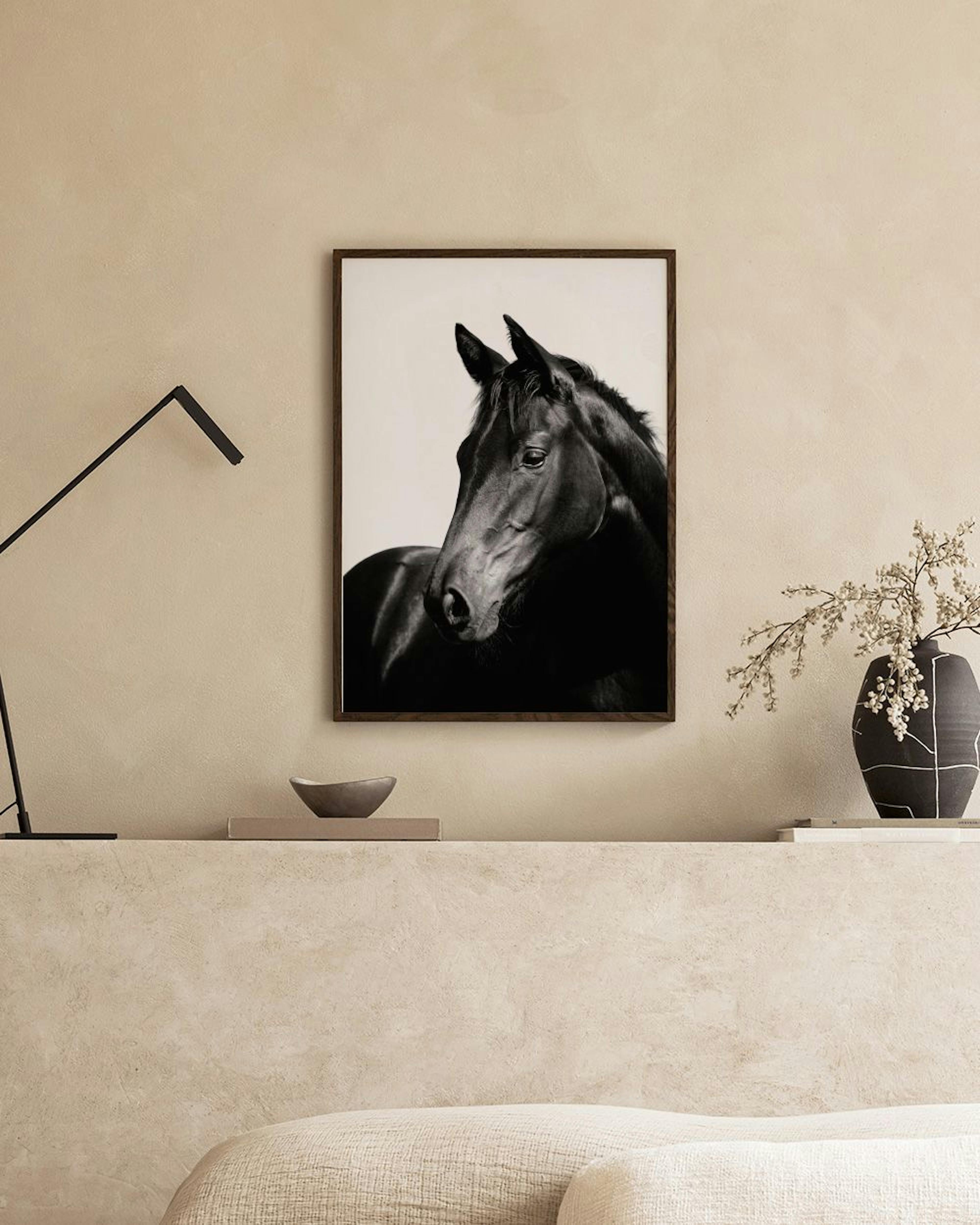Poster met een zwart-wit foto van een paardenhoofd, boven een witte ladekast met decoratieve vazen.