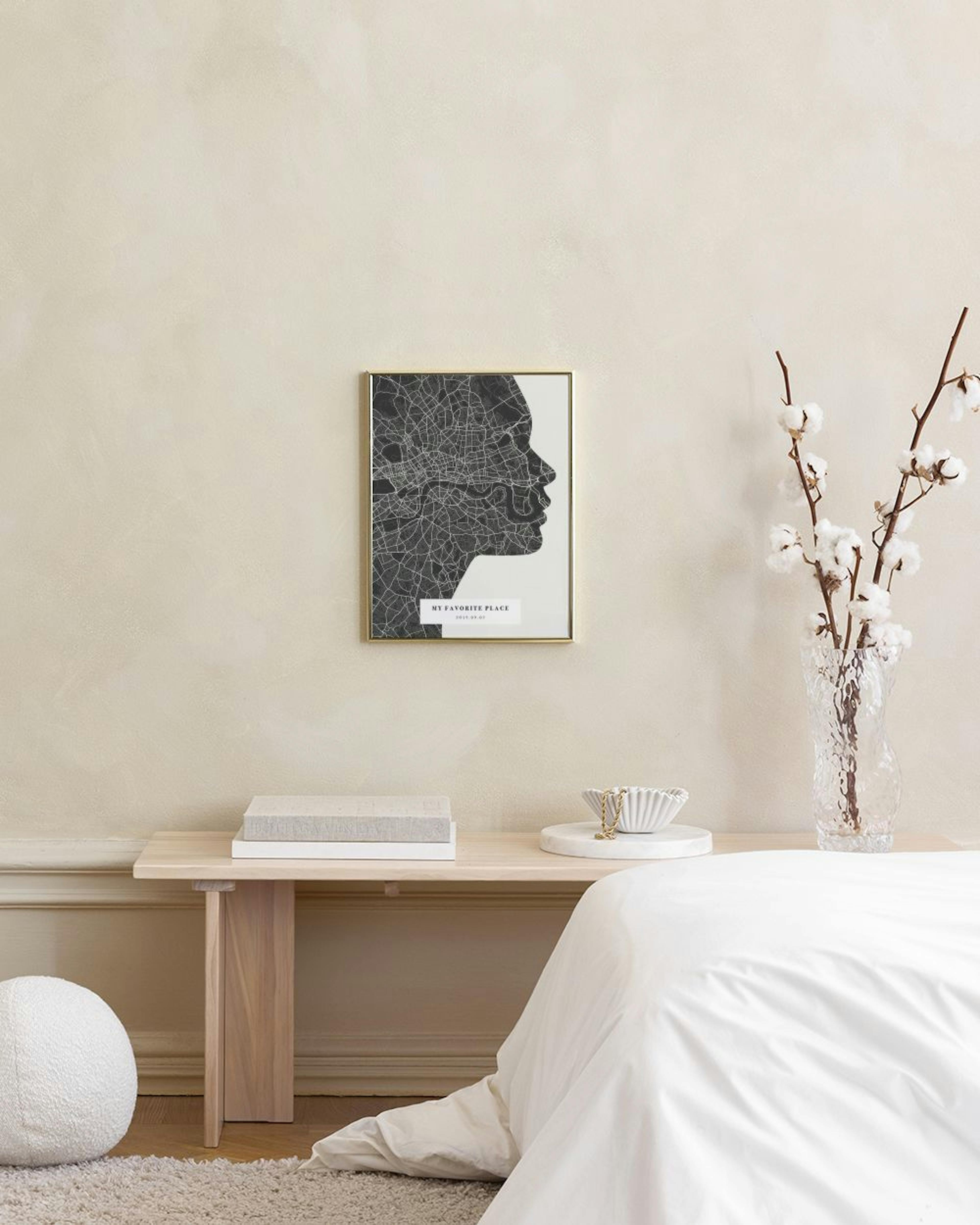 Personalisiertes Poster mit Stadtplan-Silhouette eines Profils, hängend über einem Beistelltisch und Sessel.