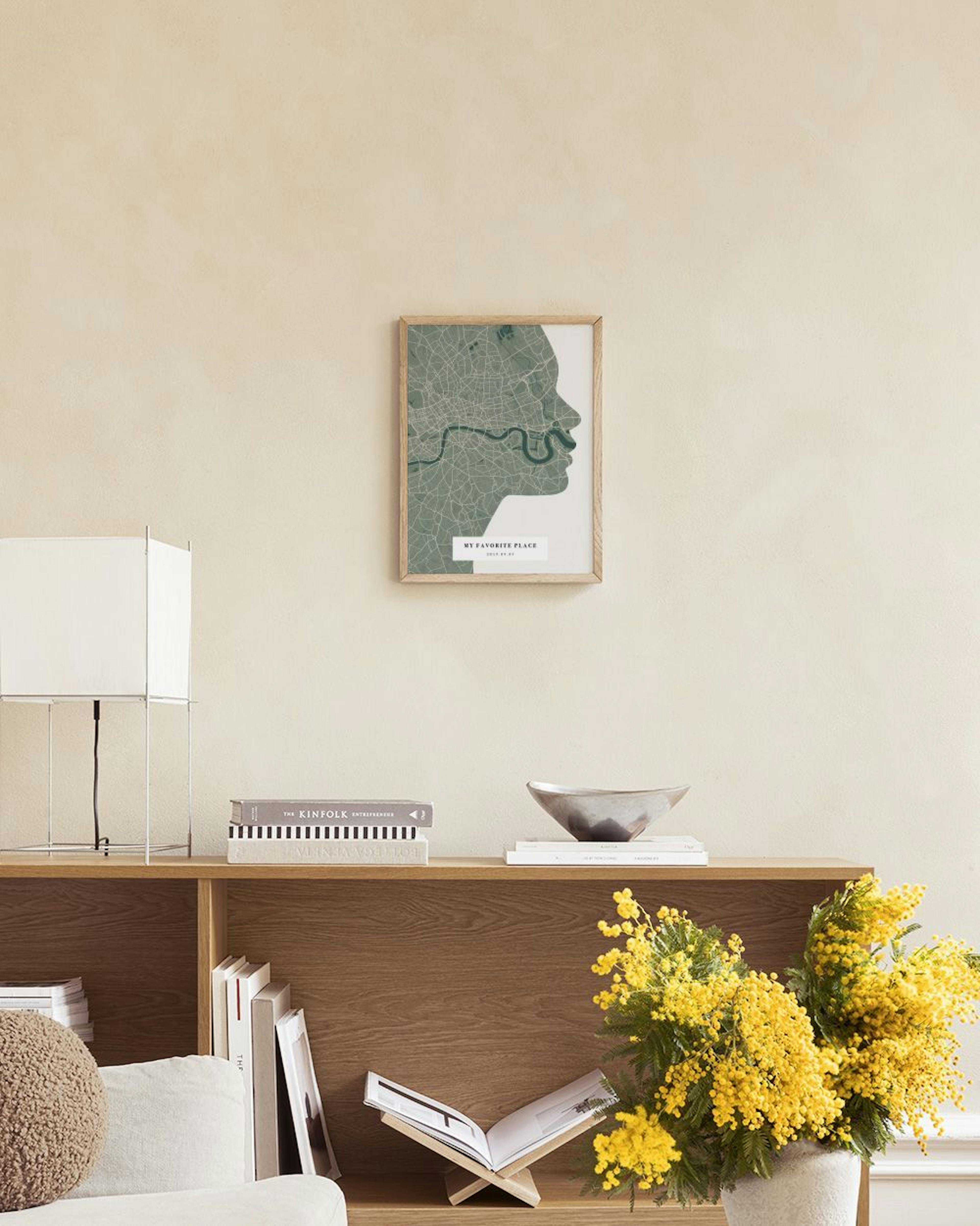 Personlig plakat med et silhuettansikt fylt med et kart over London, henger i en moderne stue med stol og bord.