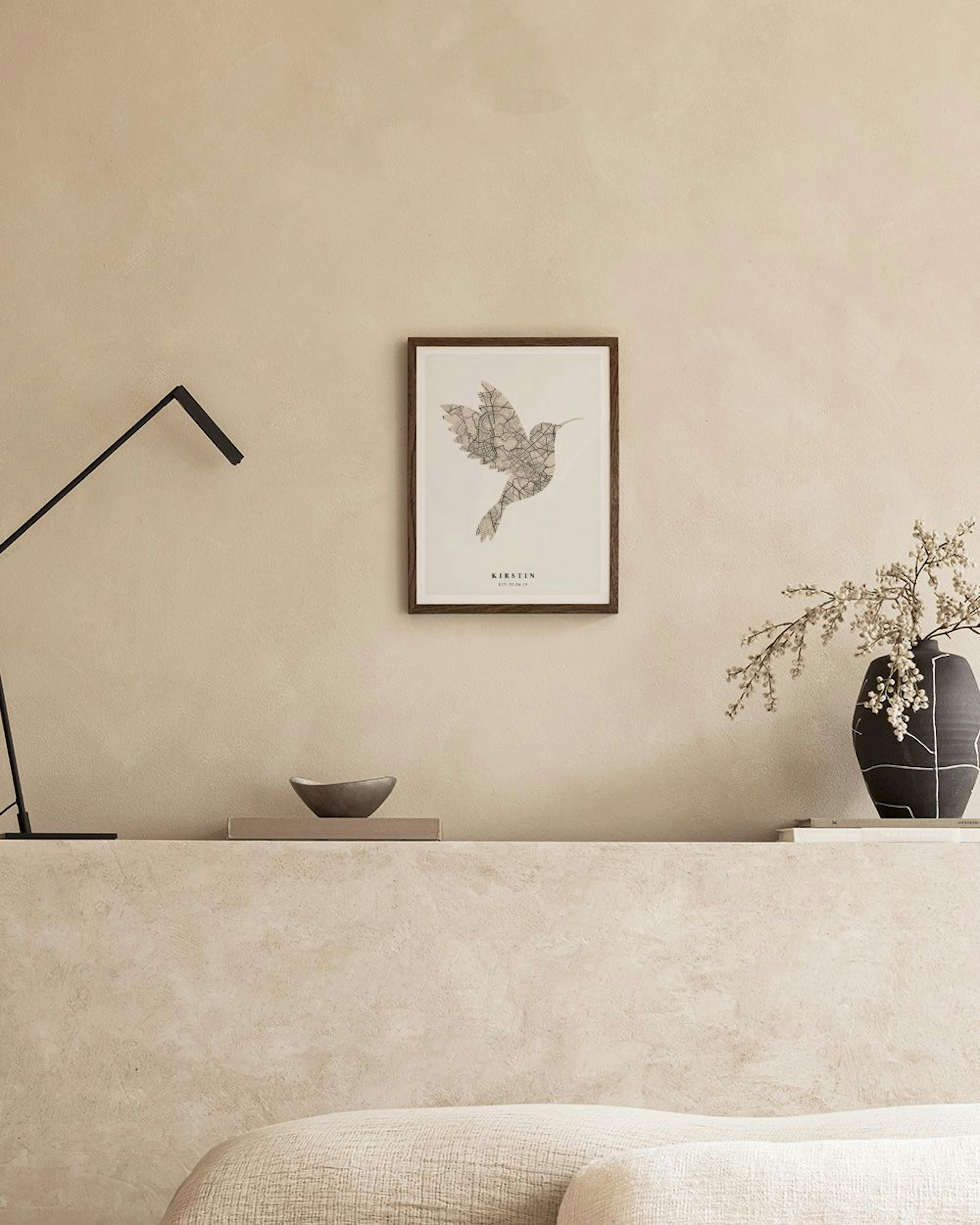 Personalisiertes Poster mit einer Taube, deren Flügel und Körper aus einer Stadtkarte bestehen, im modernen Wohnzimmer über eine